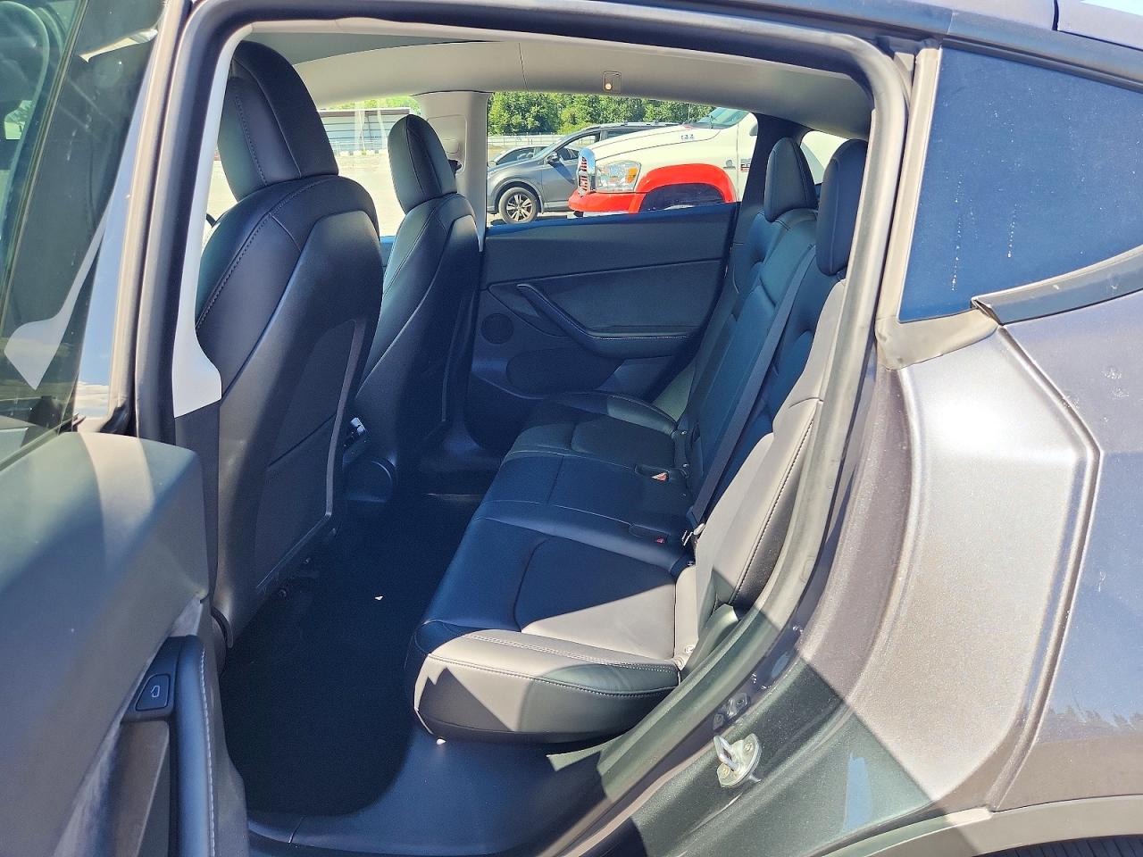 2021 Tesla Model Y Серый vin: 5YJYGDEE3MF229998