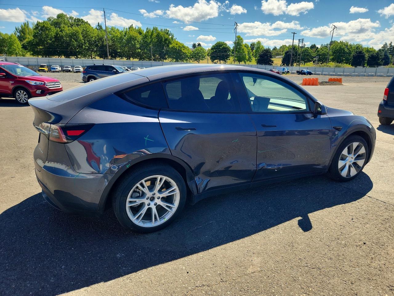 2021 Tesla Model Y Серый vin: 5YJYGDEE3MF229998