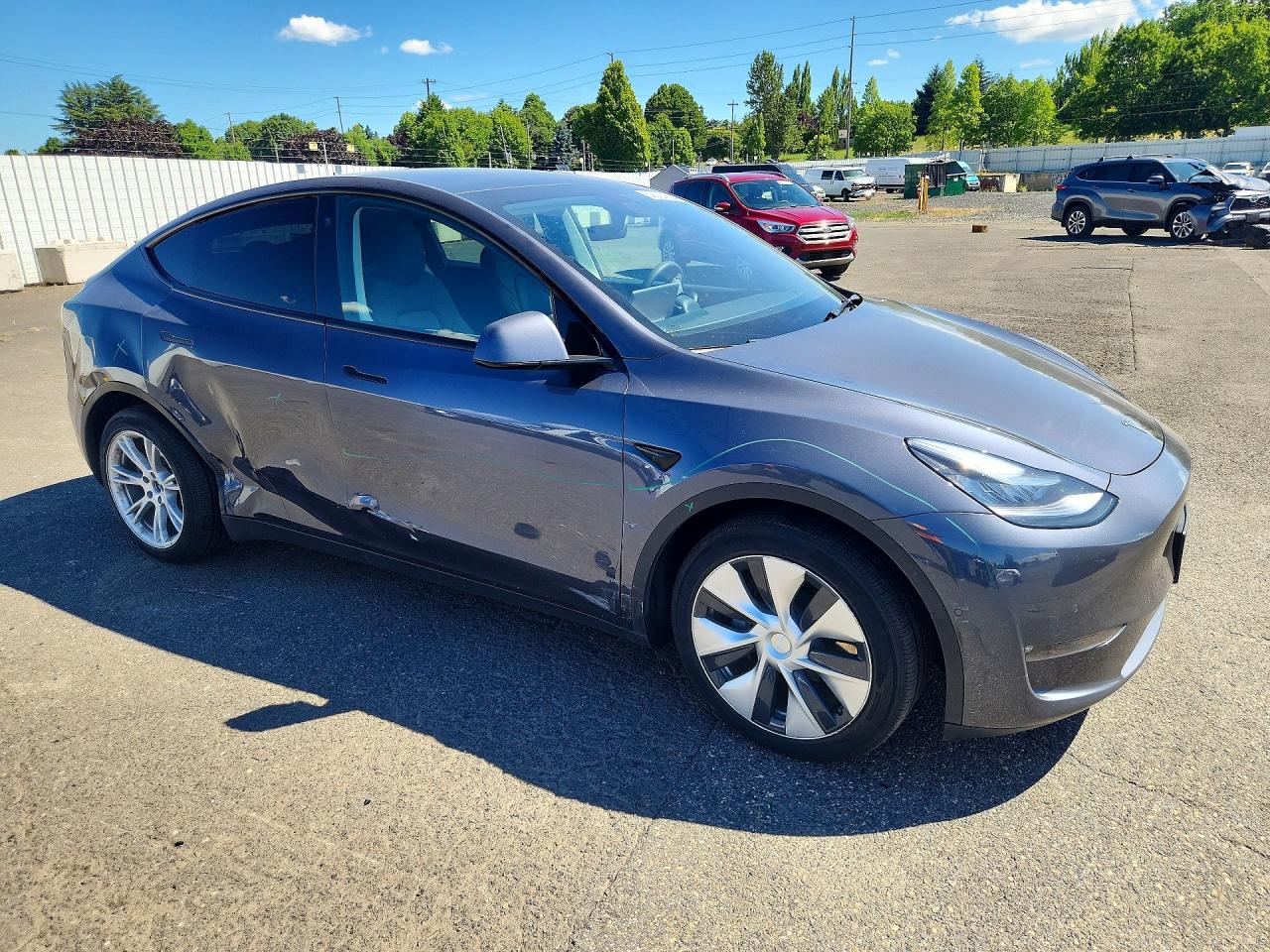 2021 Tesla Model Y Серый vin: 5YJYGDEE3MF229998