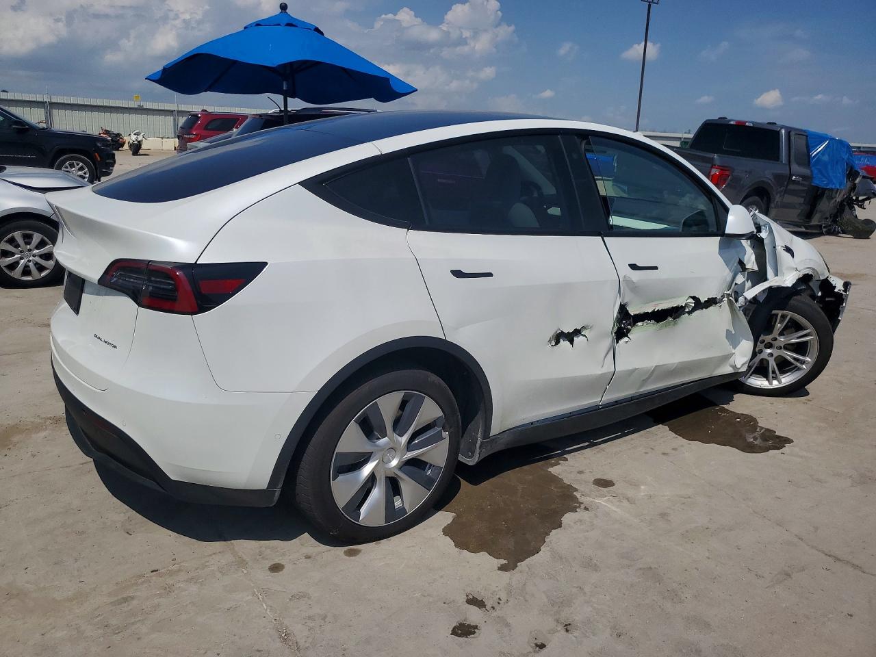 2020 Tesla Model Y White vin: 5YJYGDEE4LF032627