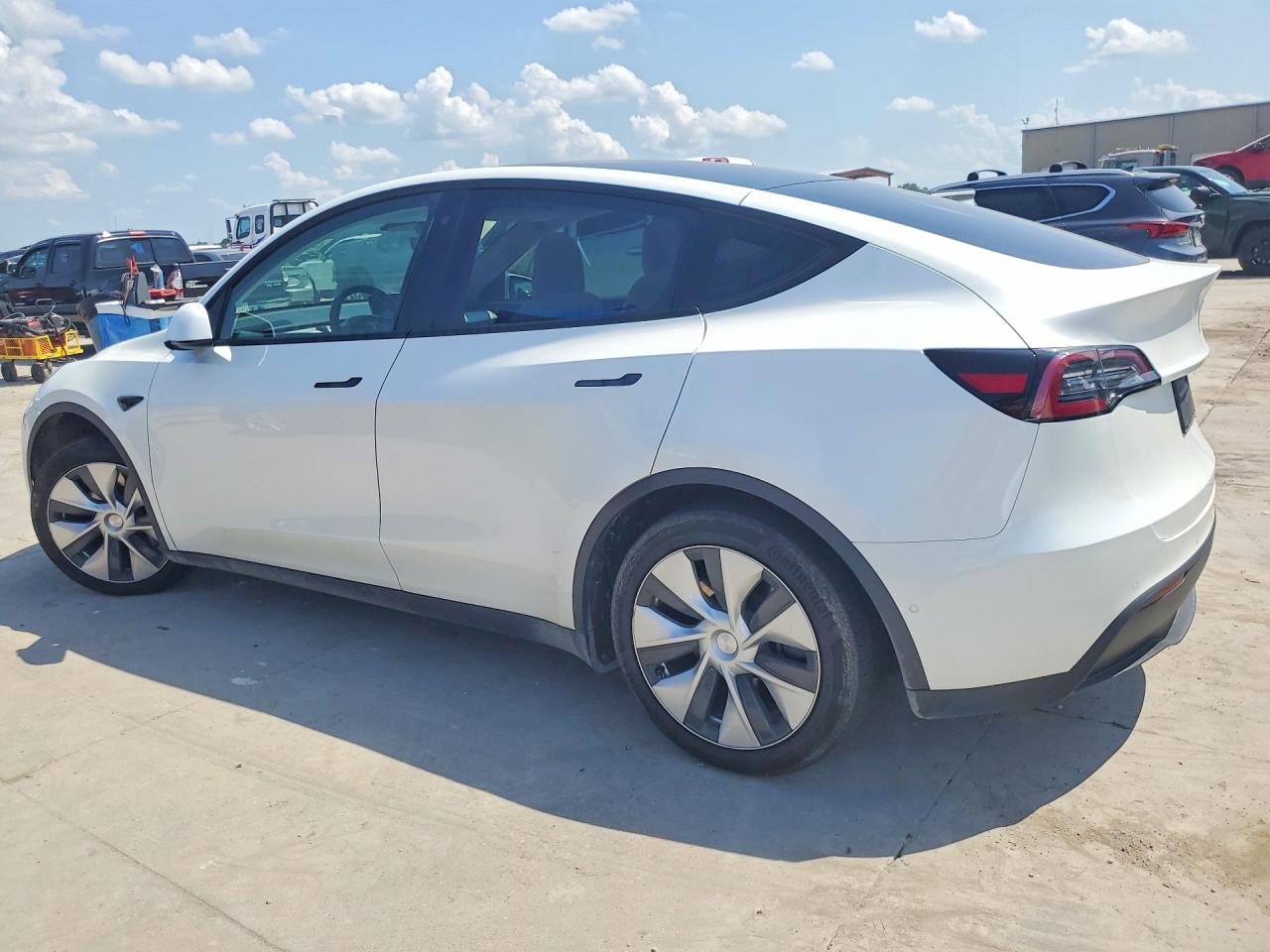 2020 Tesla Model Y White vin: 5YJYGDEE4LF032627