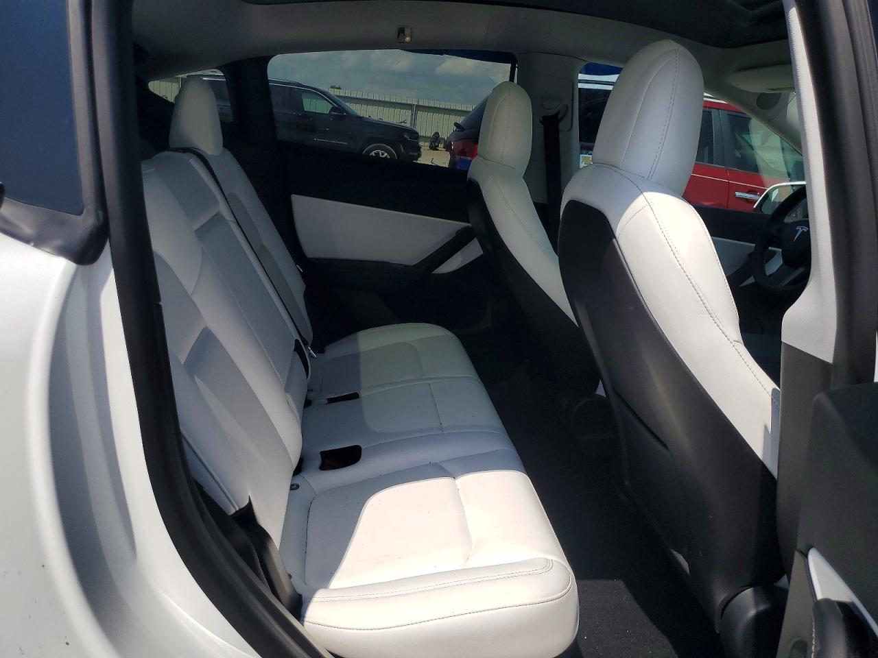 2020 Tesla Model Y White vin: 5YJYGDEE4LF032627