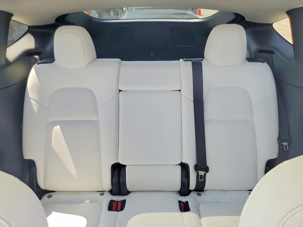 2020 Tesla Model Y White vin: 5YJYGDEE4LF032627