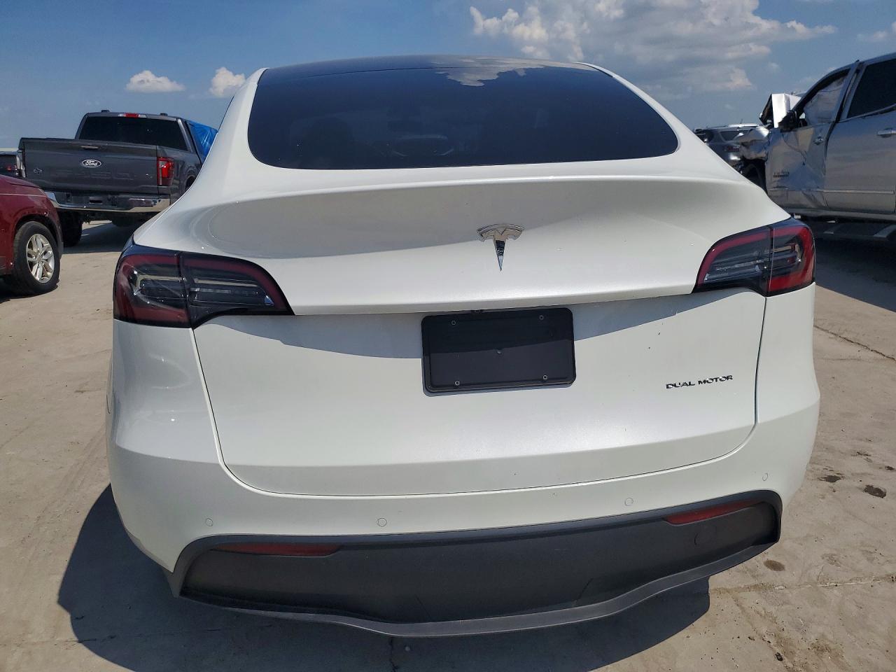 2020 Tesla Model Y White vin: 5YJYGDEE4LF032627