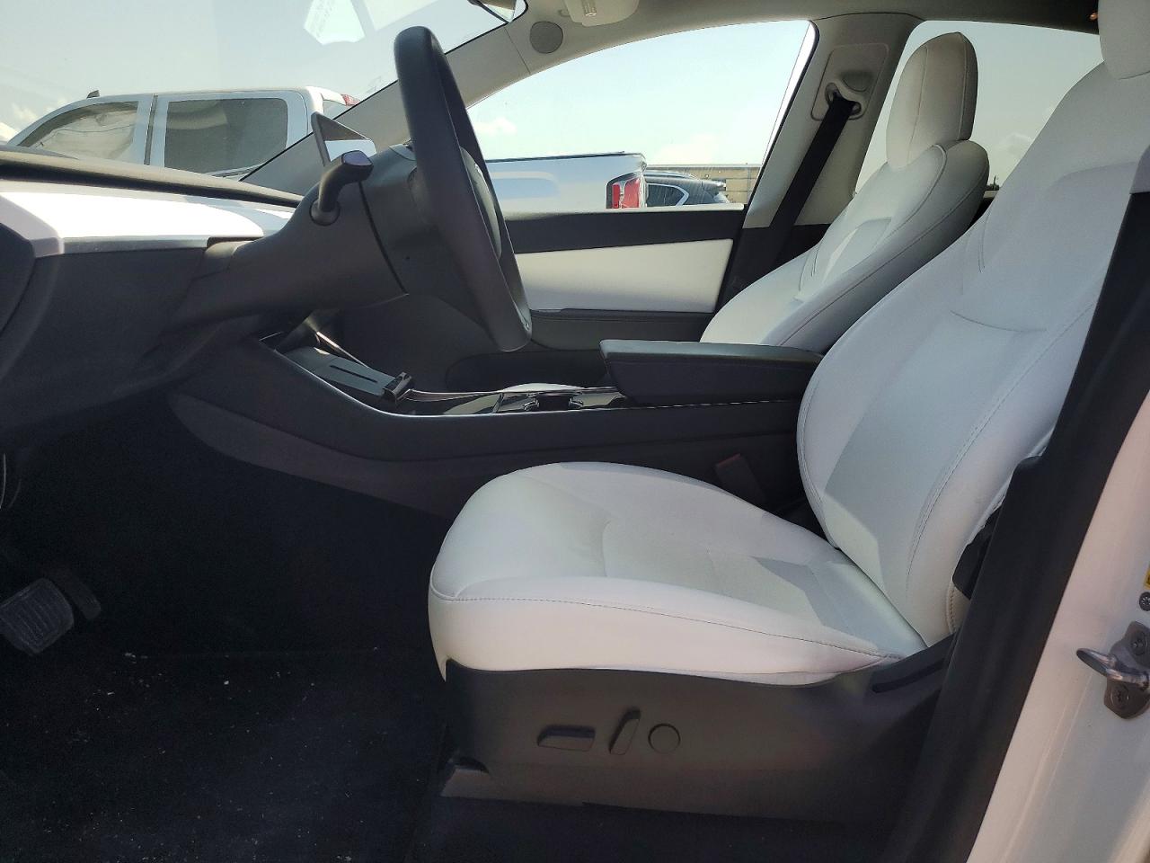 2020 Tesla Model Y White vin: 5YJYGDEE4LF032627