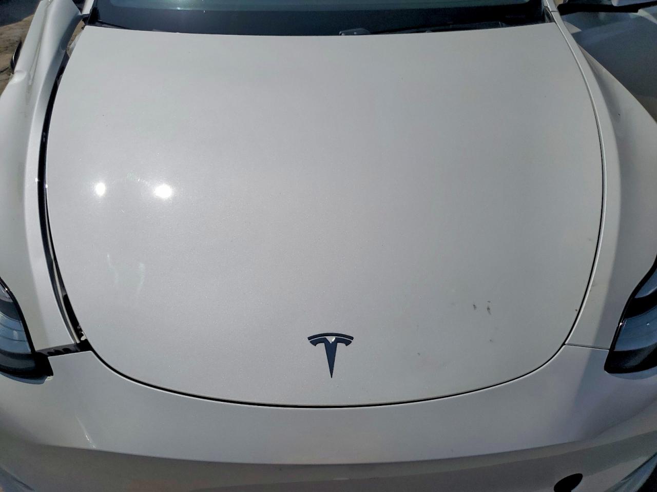 2020 Tesla Model Y White vin: 5YJYGDEE4LF032627