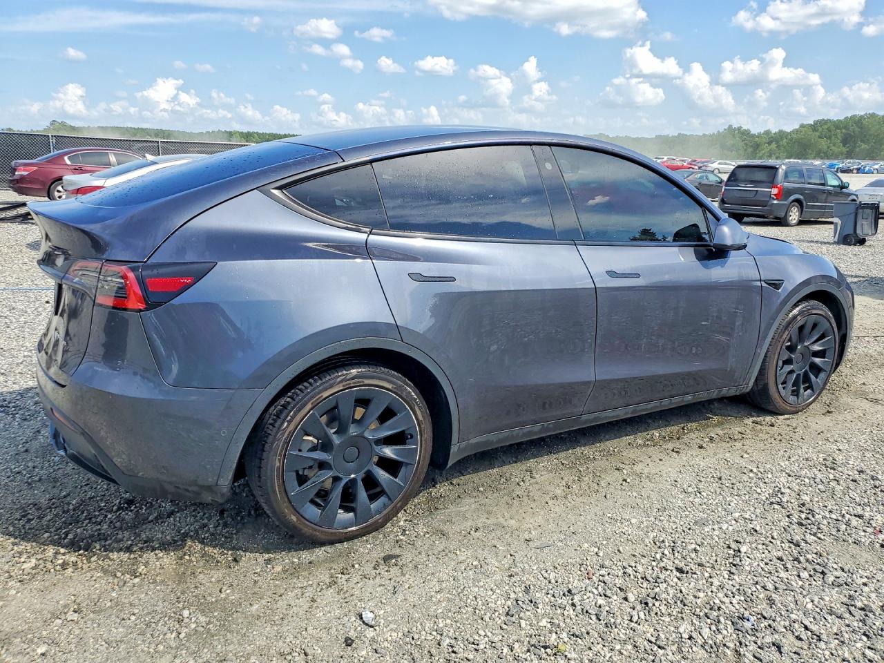 2021 Tesla Model Y Серый vin: 5YJYGDEE6MF093589