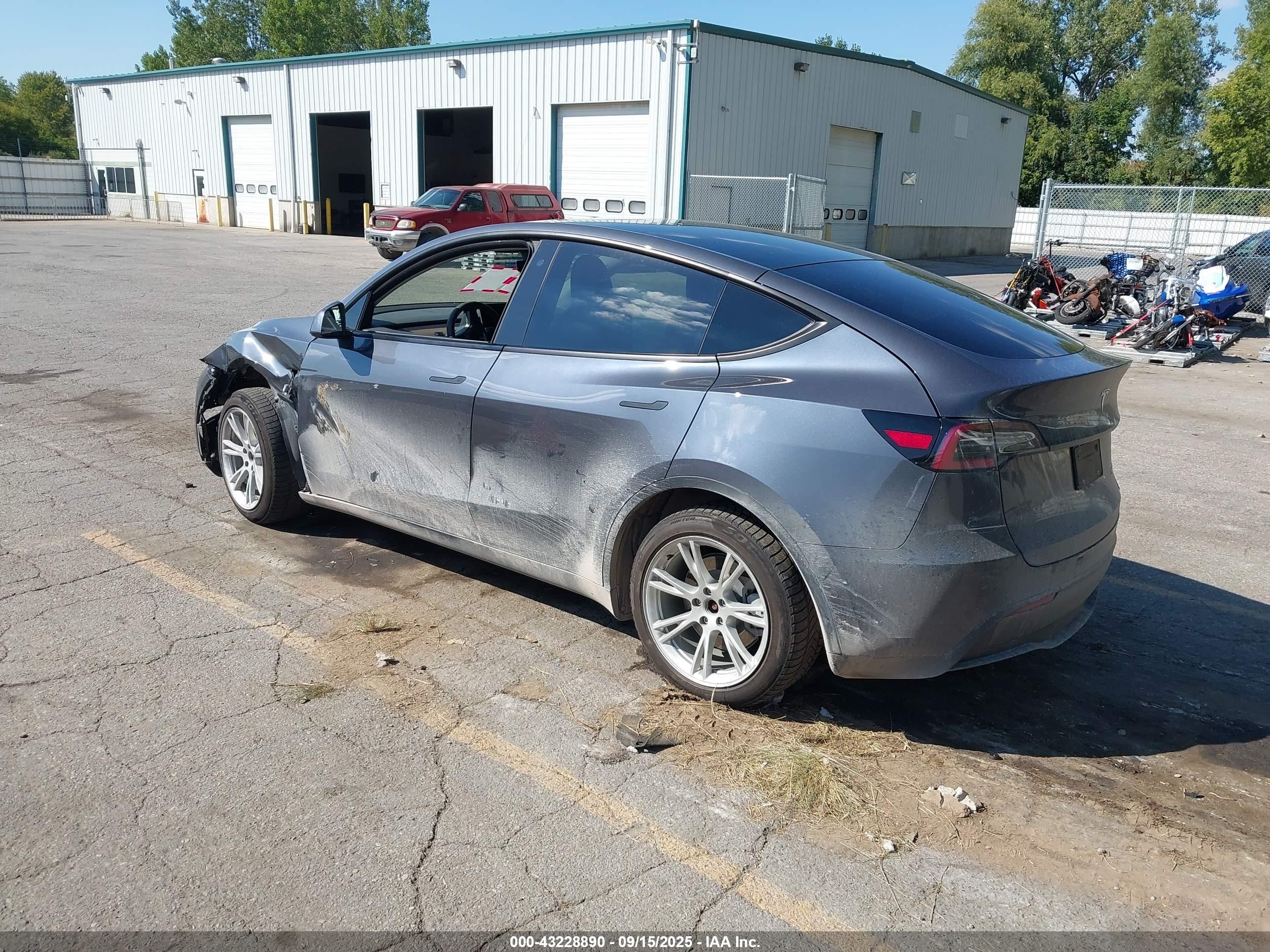 2020 Tesla Model Y Long Range Dual Motor All-wheel Drive Gray vin: 5YJYGDEE7LF016339
