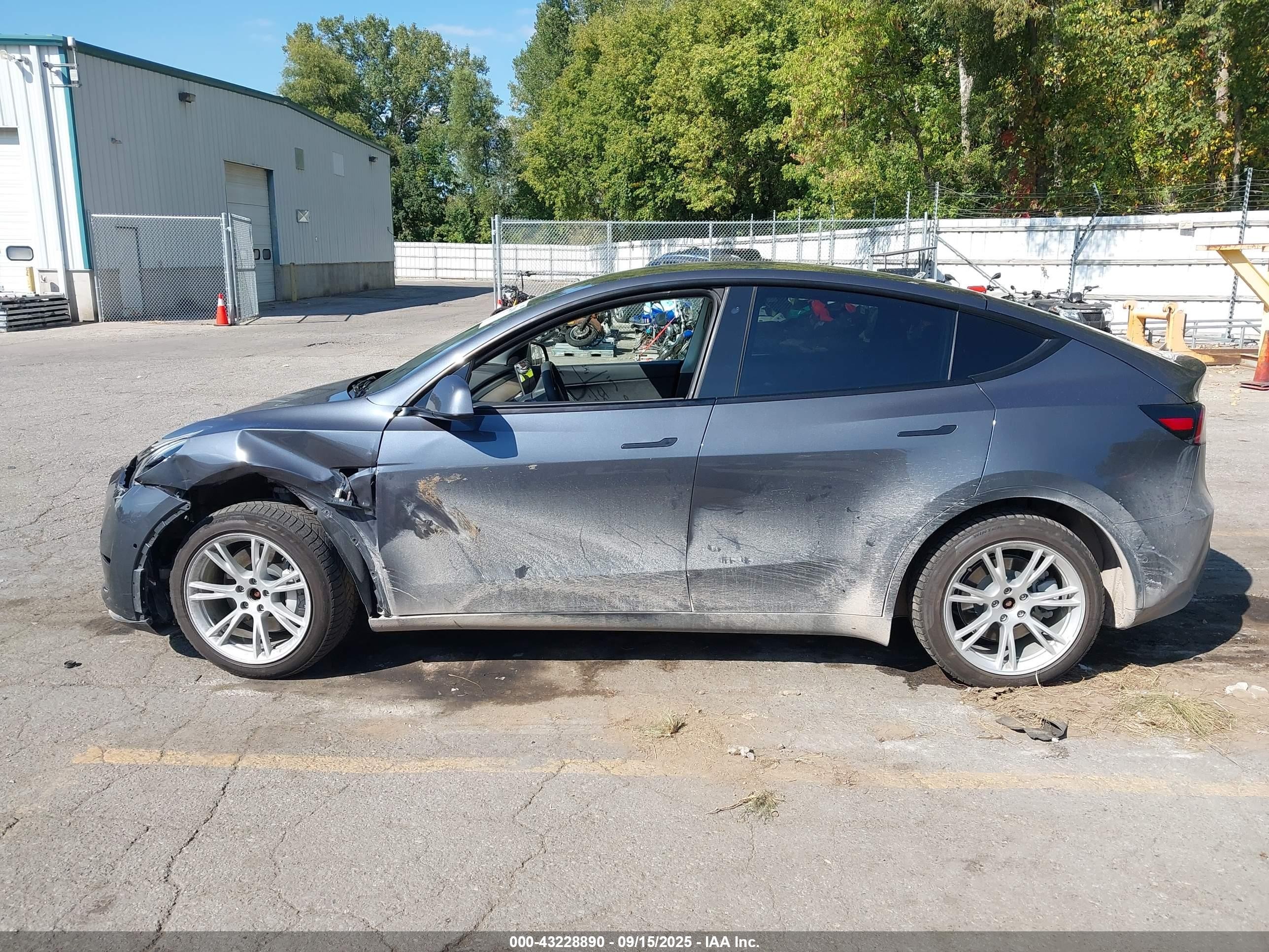 2020 Tesla Model Y Long Range Dual Motor All-wheel Drive Gray vin: 5YJYGDEE7LF016339