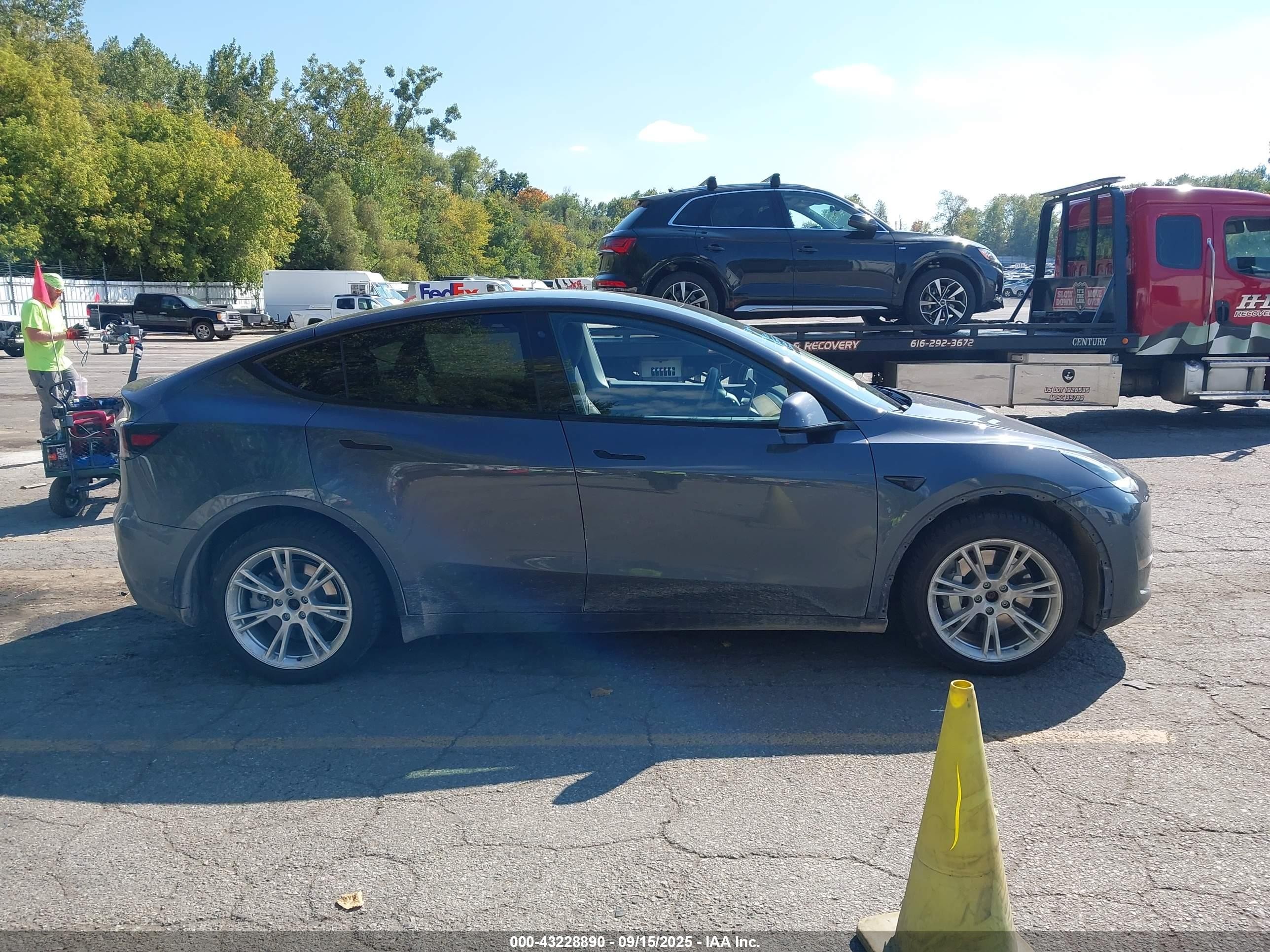 2020 Tesla Model Y Long Range Dual Motor All-wheel Drive Gray vin: 5YJYGDEE7LF016339
