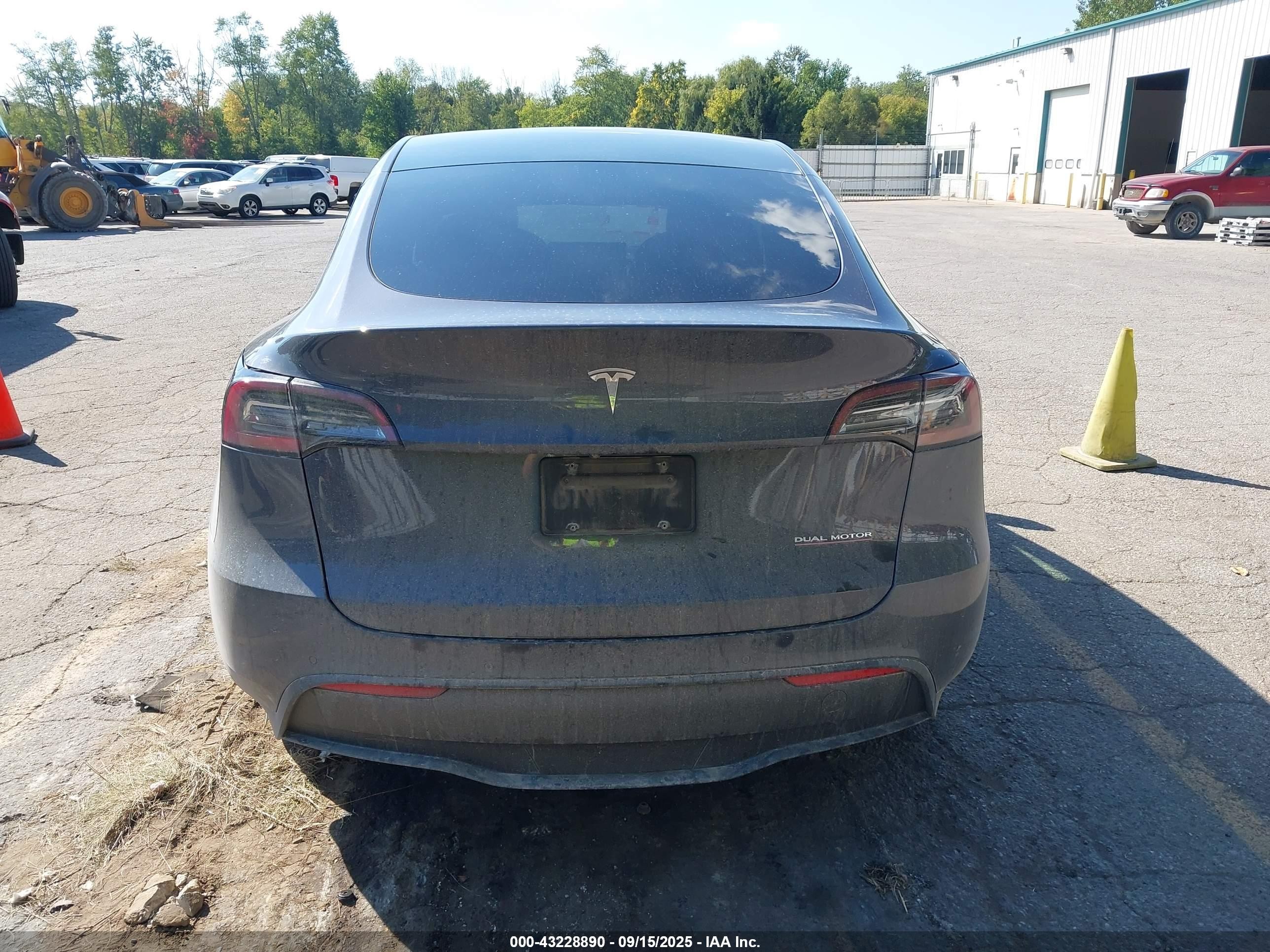2020 Tesla Model Y Long Range Dual Motor All-wheel Drive Gray vin: 5YJYGDEE7LF016339