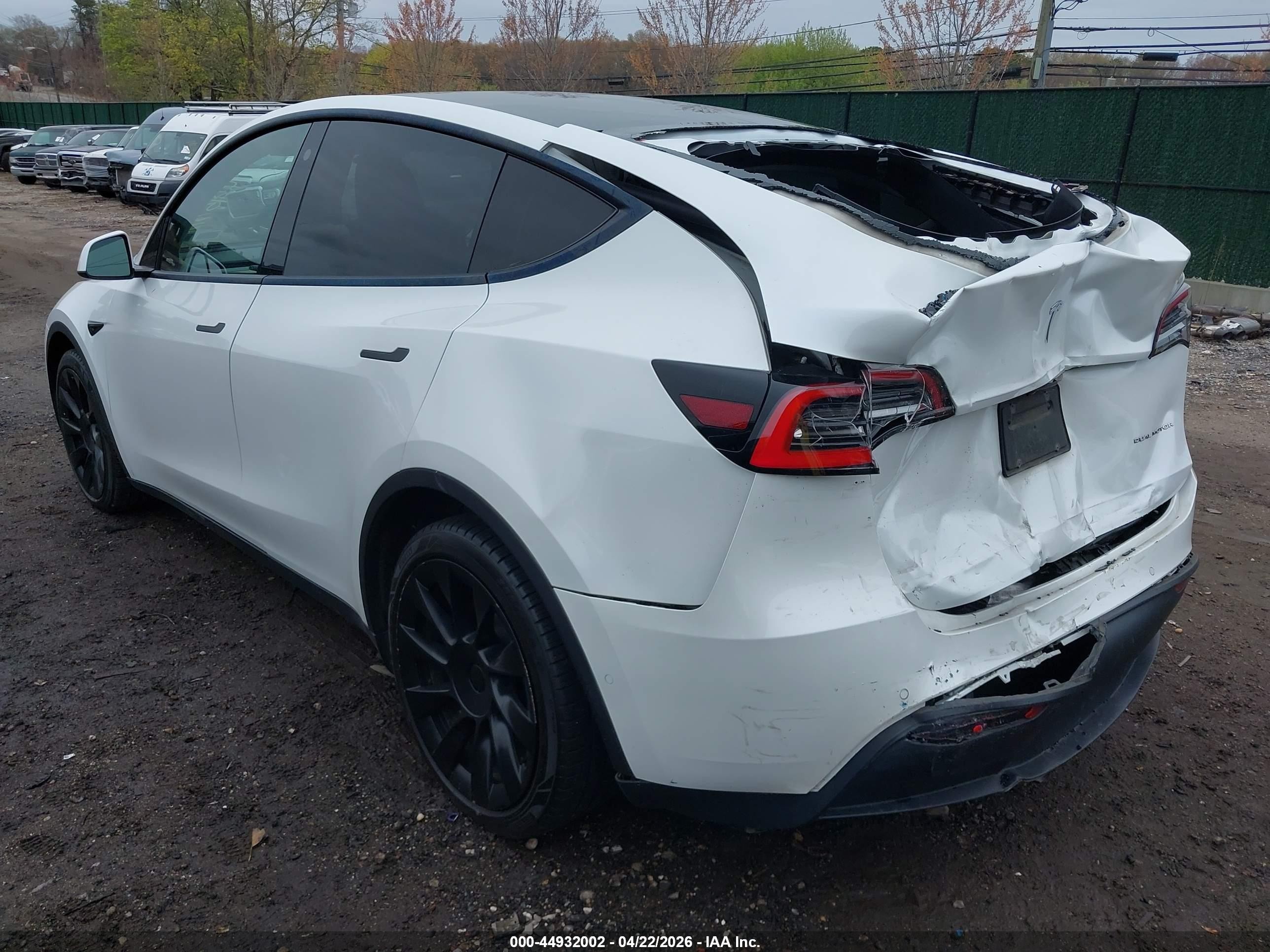 2021 Tesla Model Y Long Range Dual Motor All-wheel Drive Белый vin: 5YJYGDEEXMF065987