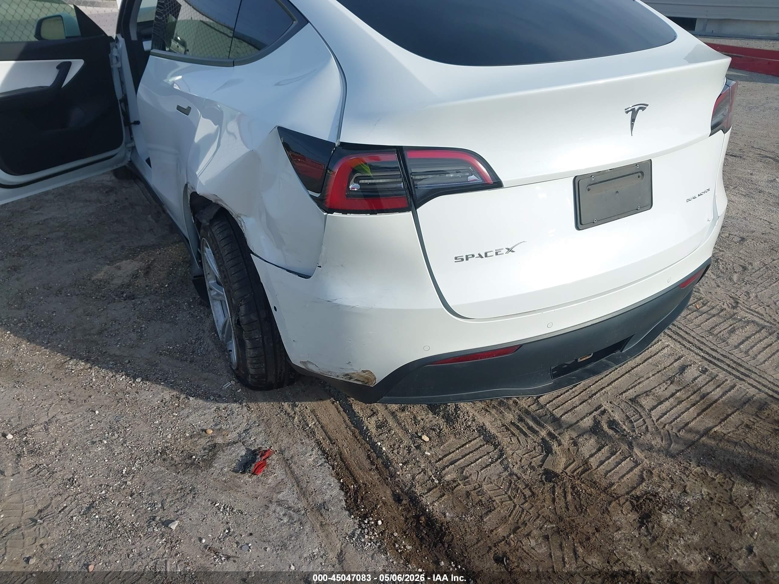 2021 Tesla Model Y Long Range Dual Motor All-wheel Drive Белый vin: 5YJYGDEEXMF202829