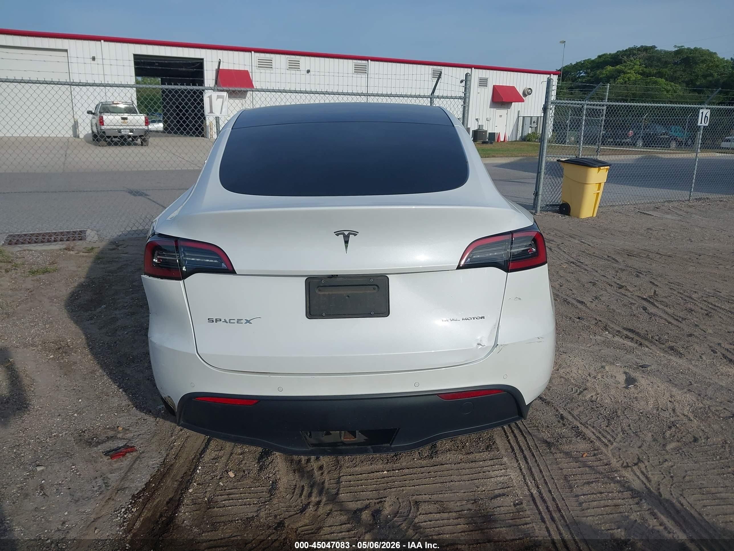 2021 Tesla Model Y Long Range Dual Motor All-wheel Drive Белый vin: 5YJYGDEEXMF202829