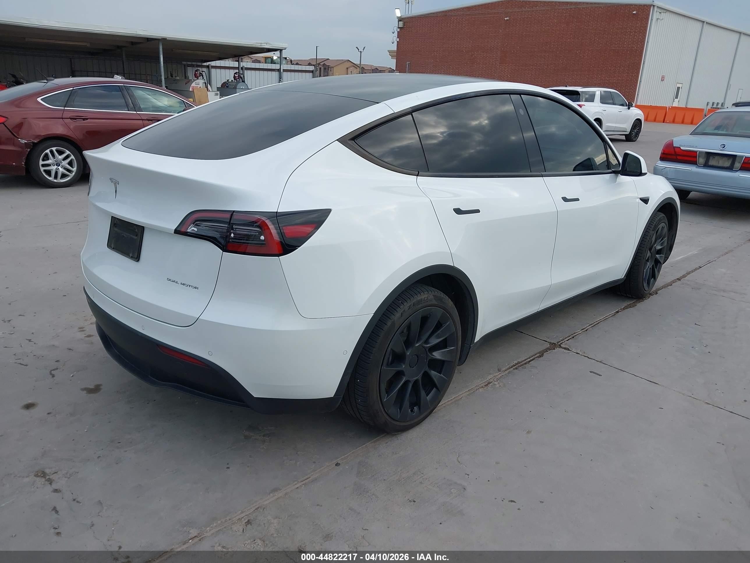 2021 Tesla Model Y Long Range Dual Motor All-wheel Drive Белый vin: 5YJYGDEEXMF209330