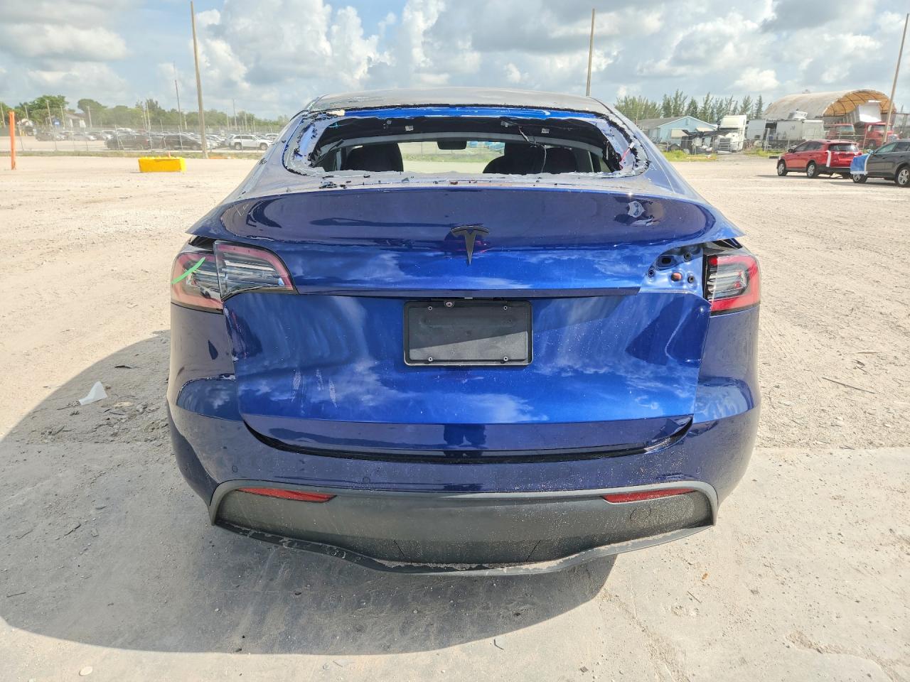 2020 Tesla Model Y Blue vin: 5YJYGDEF1LF000470