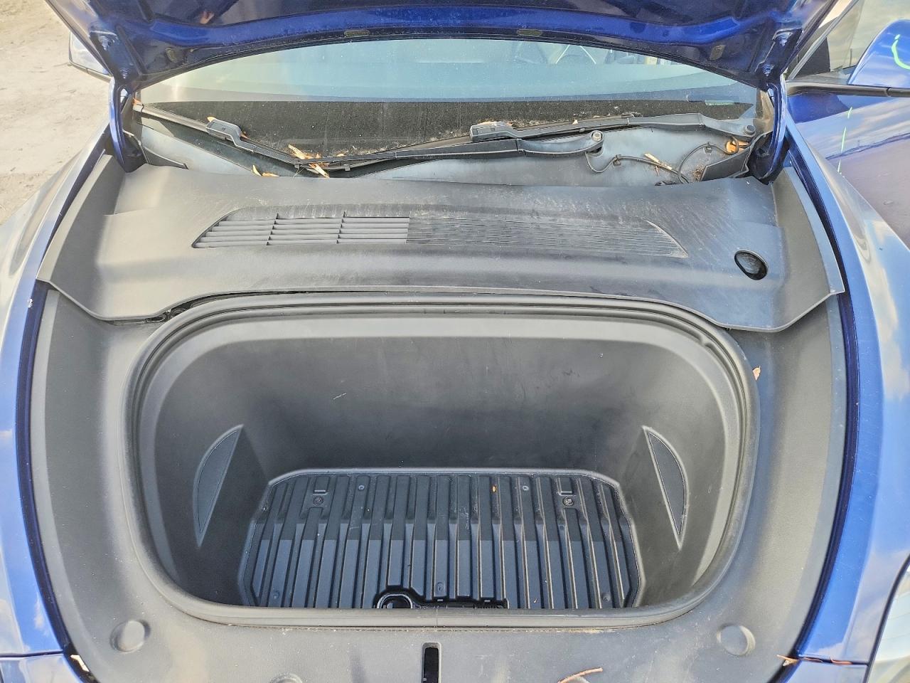 2020 Tesla Model Y Blue vin: 5YJYGDEF1LF000470