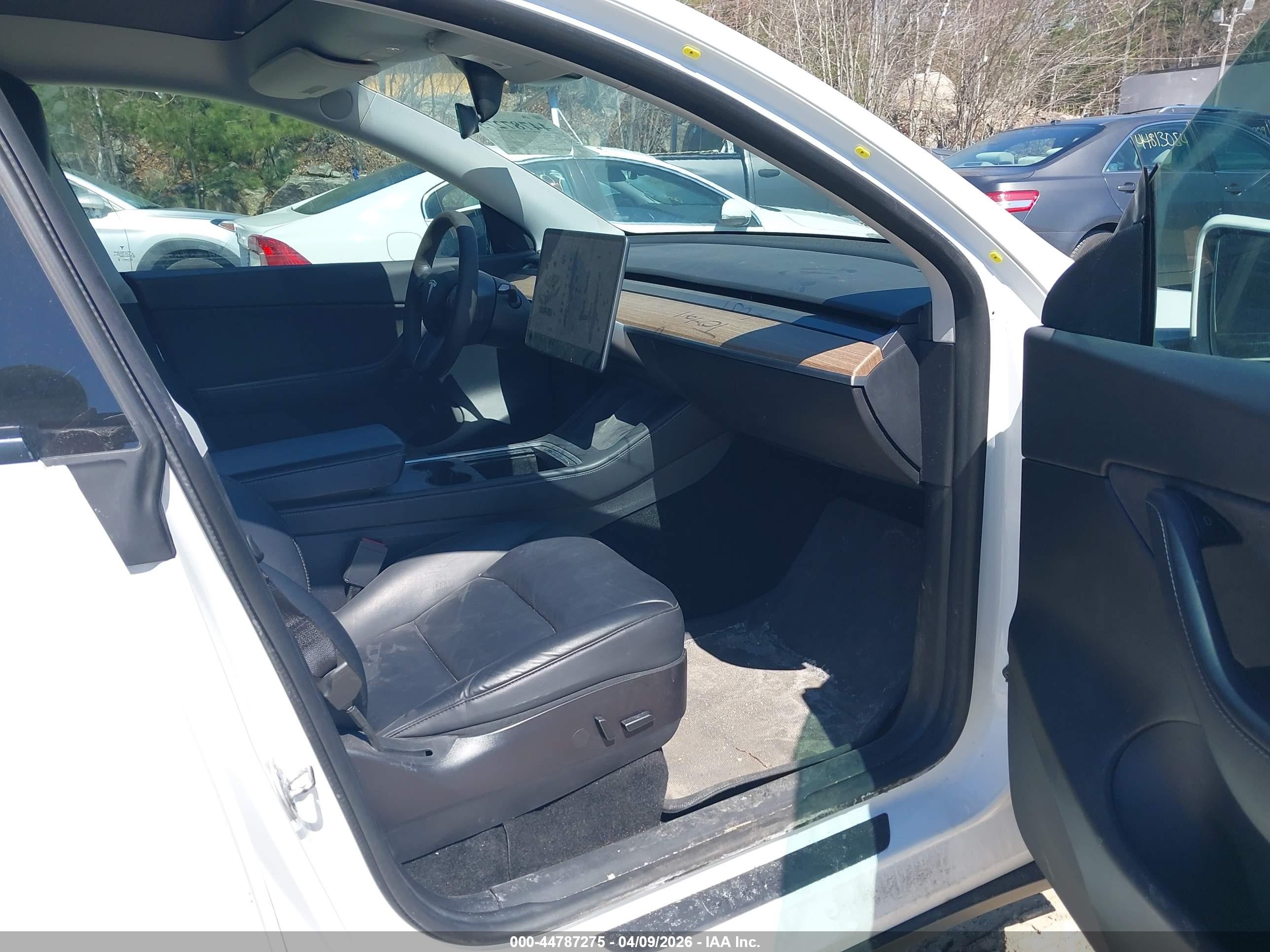 2021 Tesla Model Y Performance Dual Motor All-wheel Drive White vin: 5YJYGDEF3MF249595