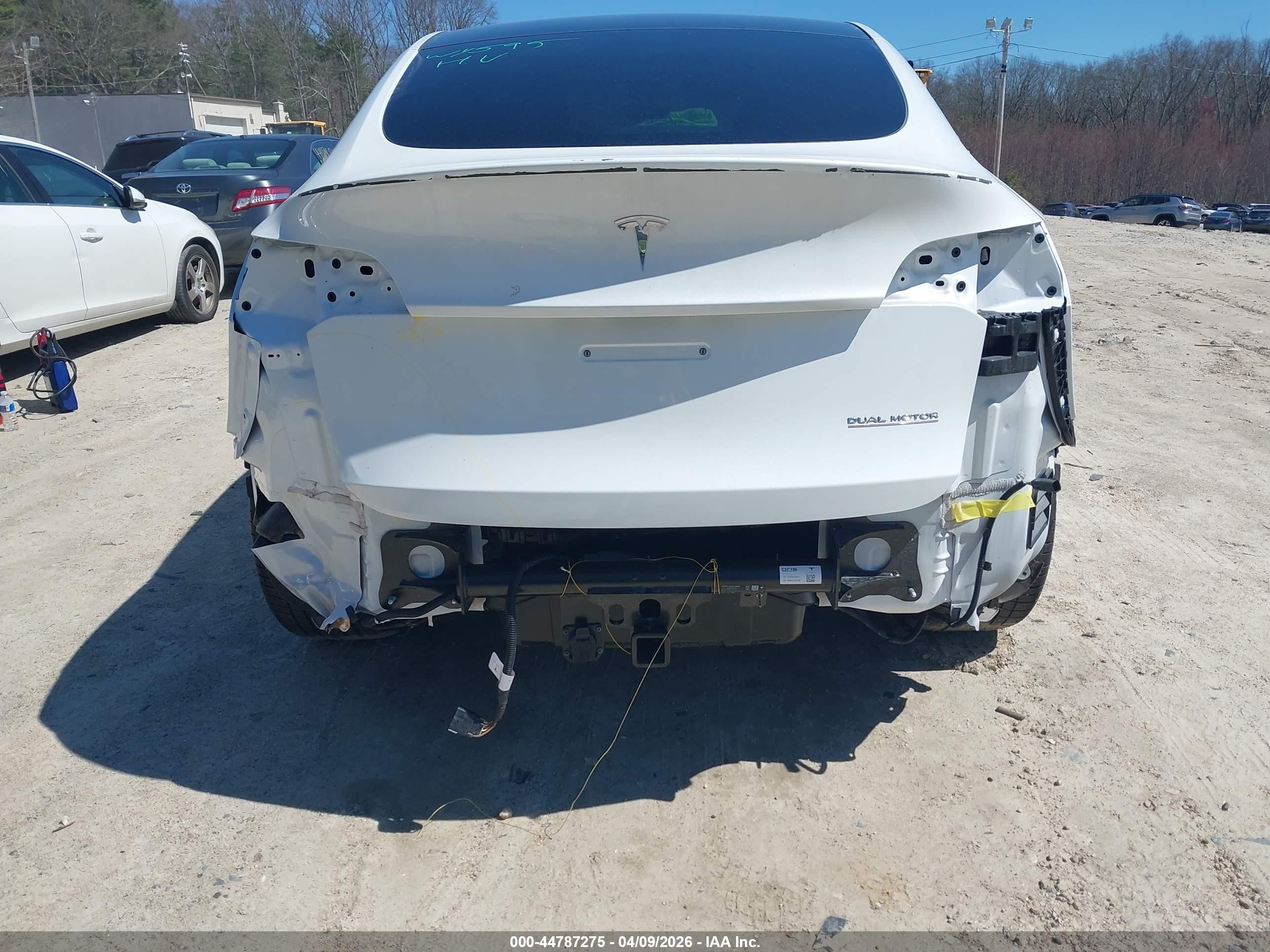 2021 Tesla Model Y Performance Dual Motor All-wheel Drive White vin: 5YJYGDEF3MF249595