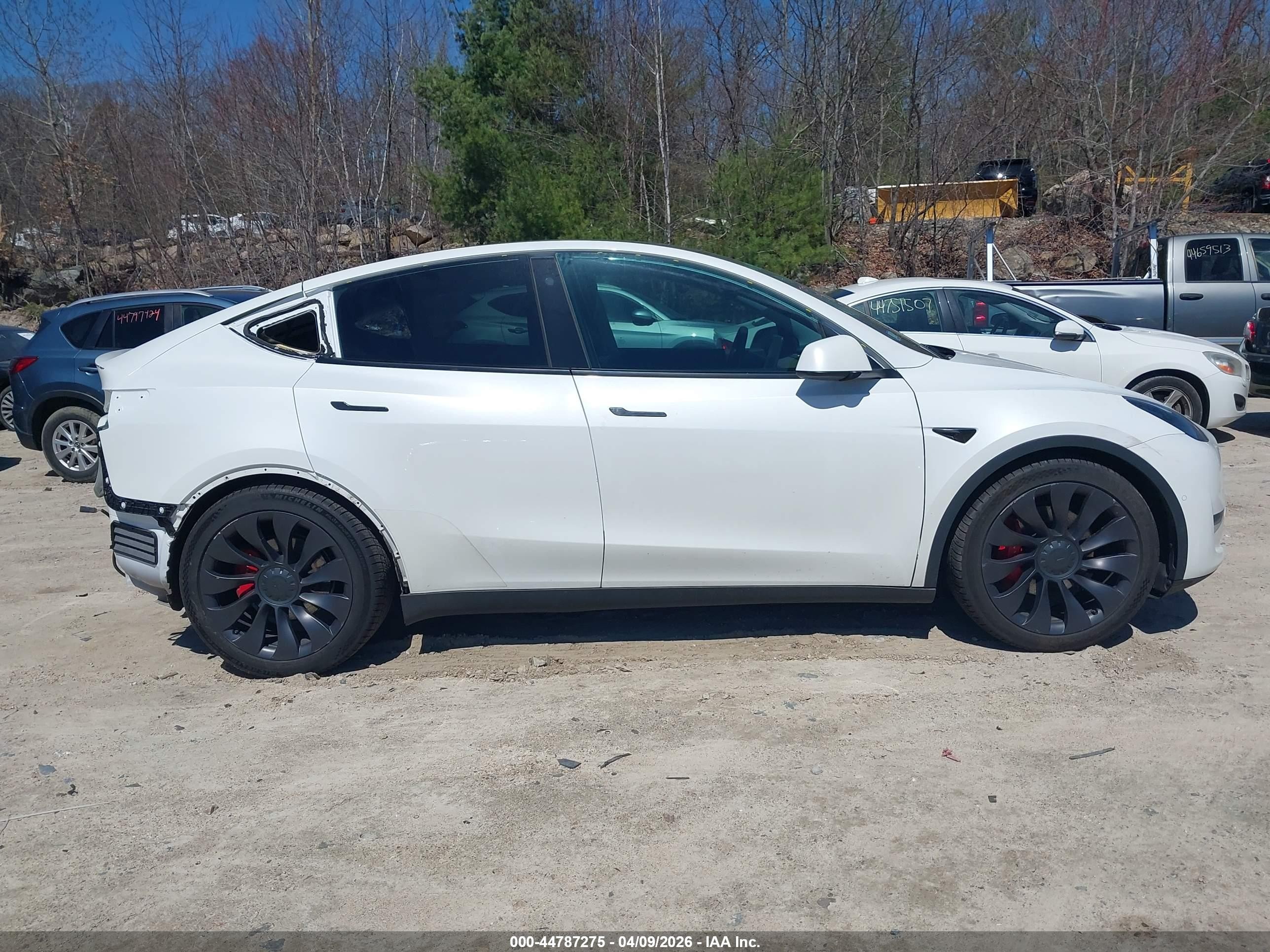 2021 Tesla Model Y Performance Dual Motor All-wheel Drive White vin: 5YJYGDEF3MF249595