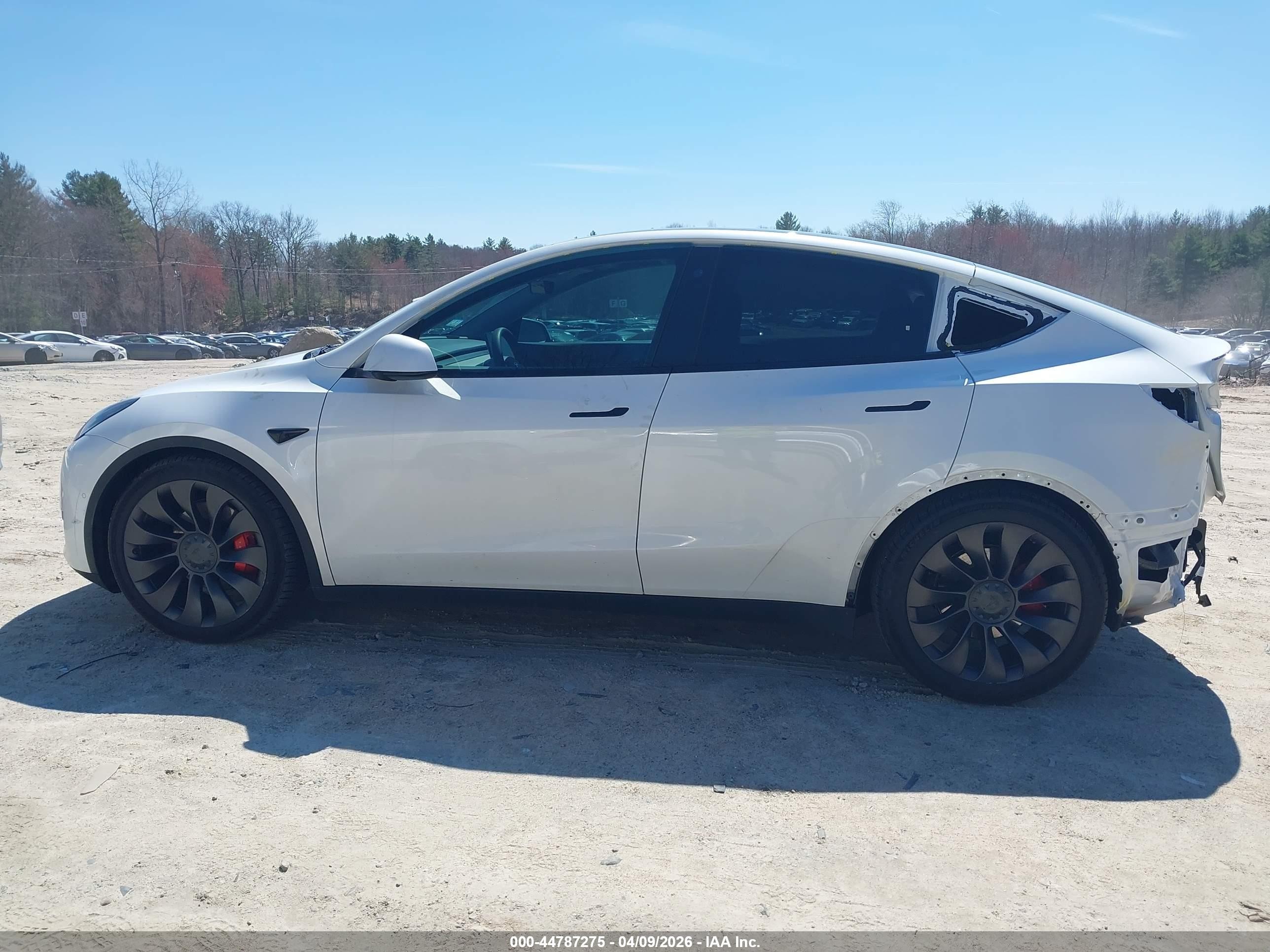 2021 Tesla Model Y Performance Dual Motor All-wheel Drive White vin: 5YJYGDEF3MF249595