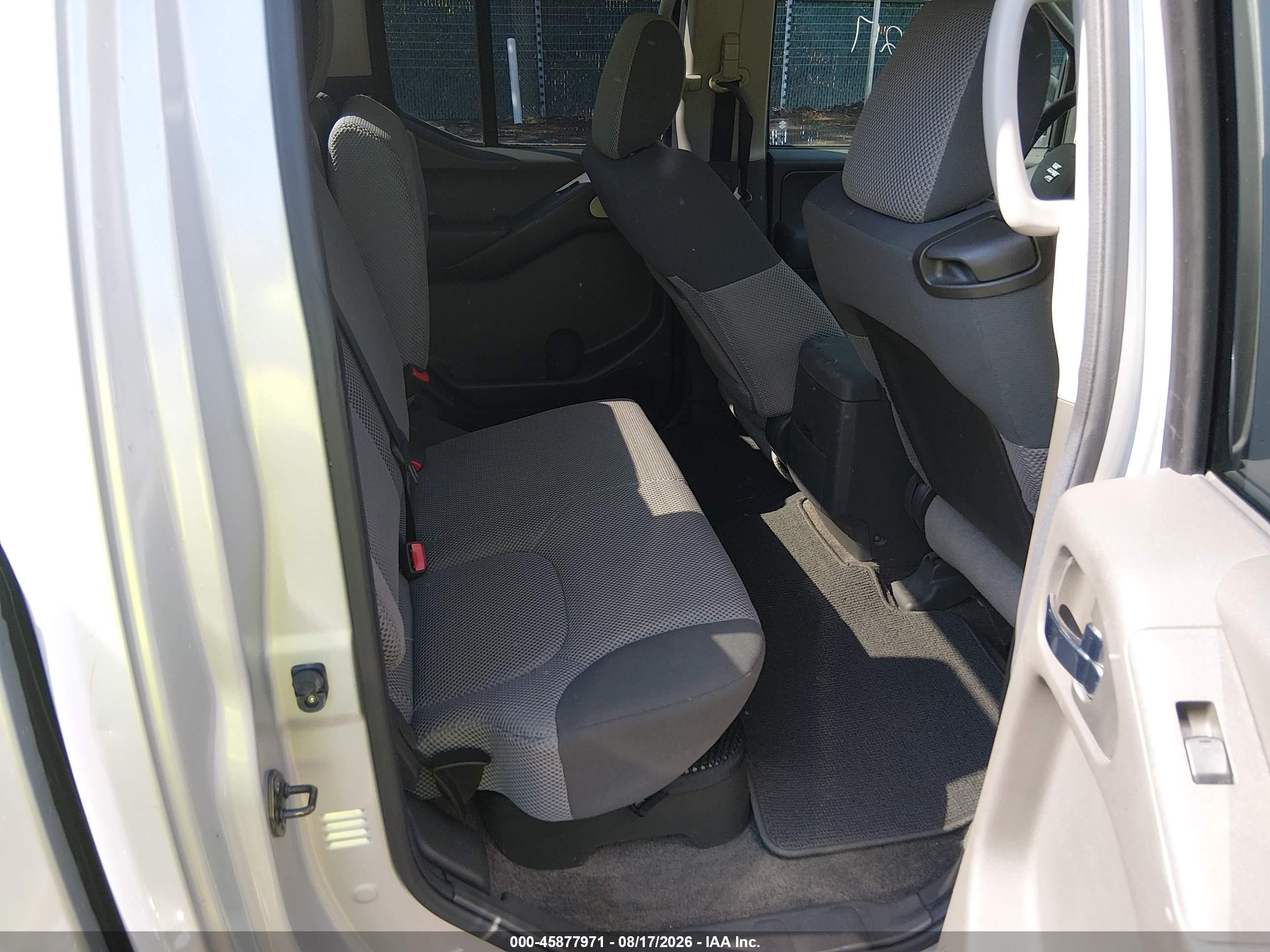 2010 Suzuki Equator Sport Silver vin: 5Z61D0ER5AC432634
