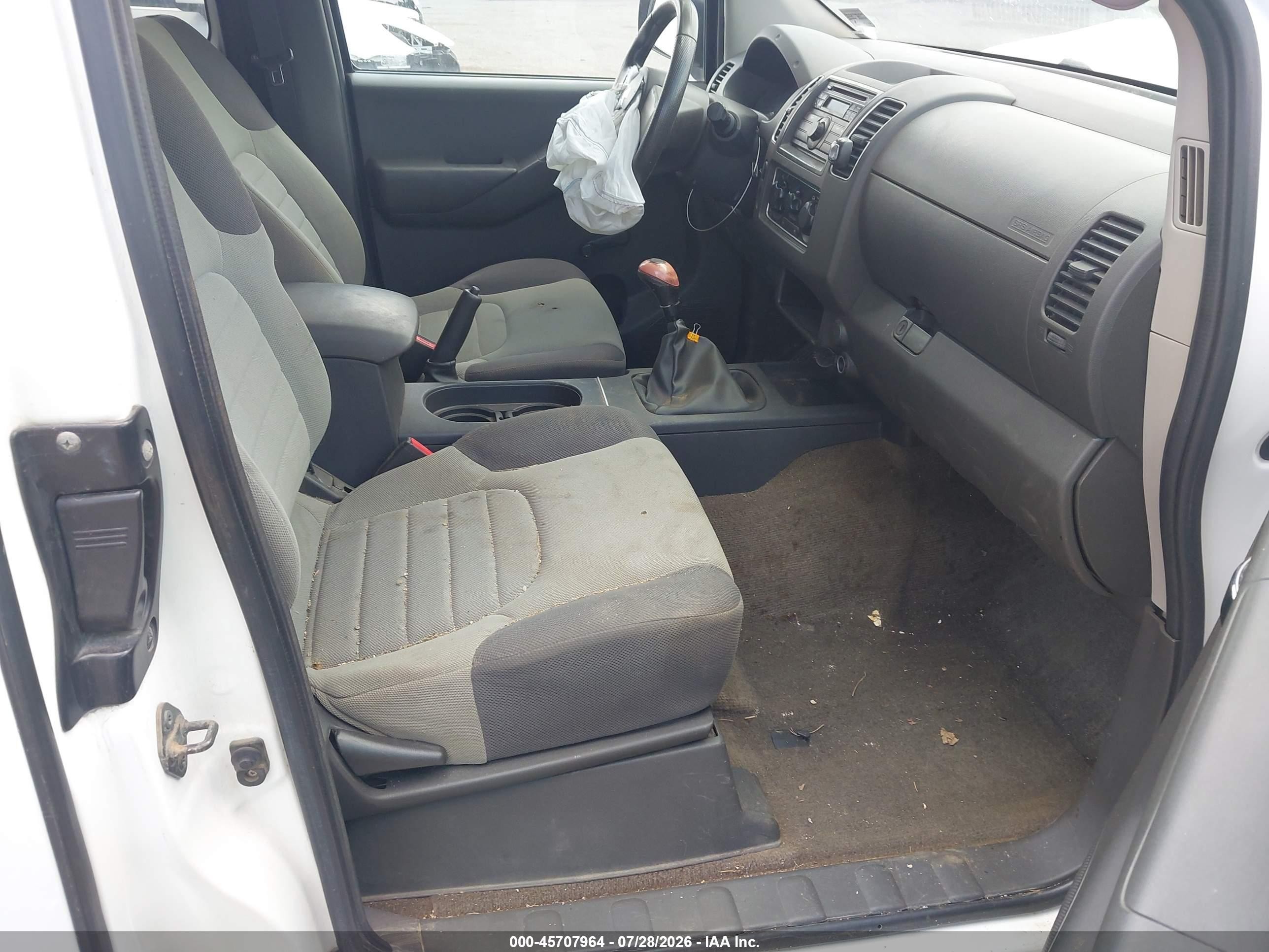 2011 Suzuki Equator   White vin: 5Z62D0CT7BC409649