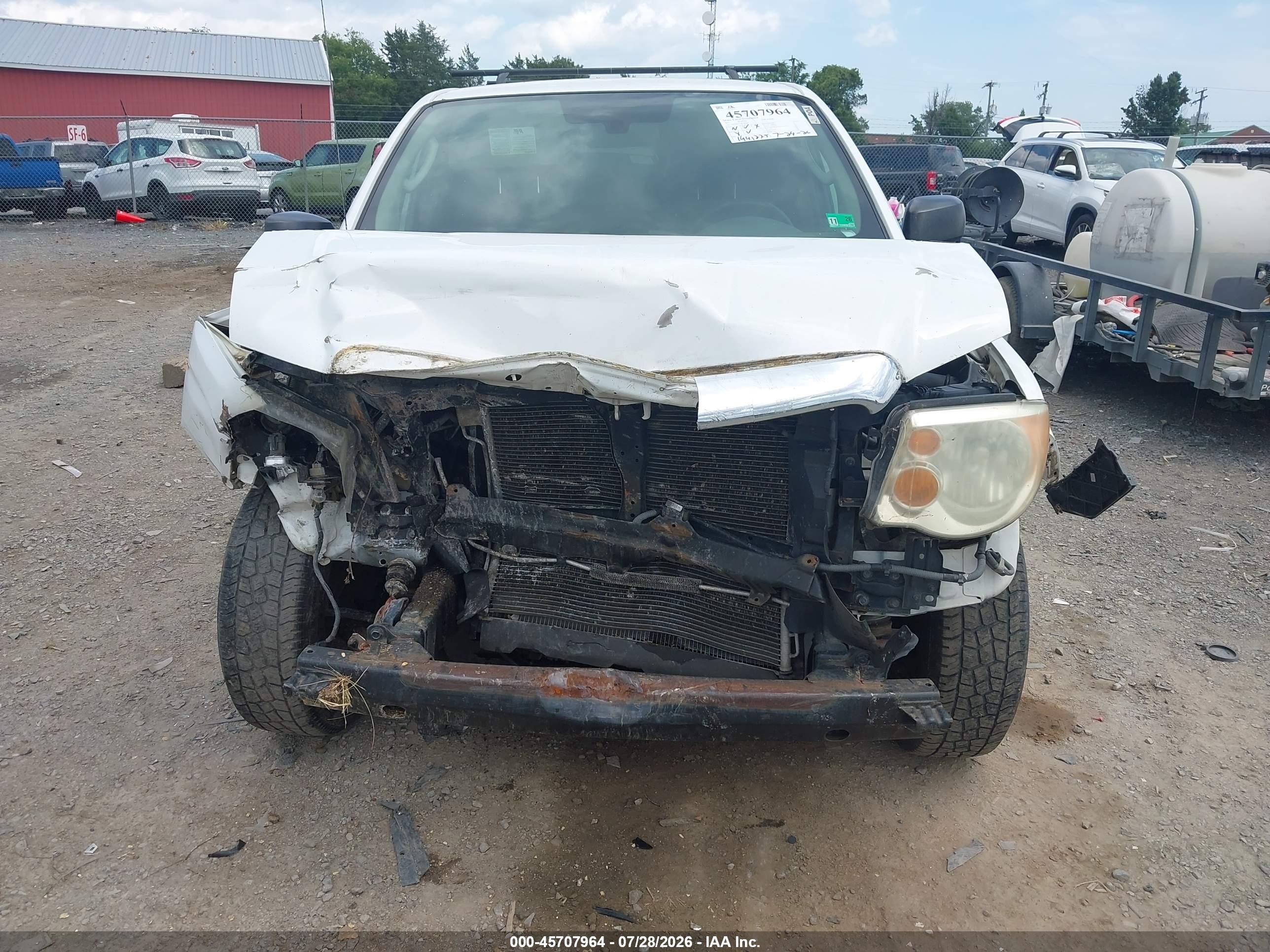 2011 Suzuki Equator   White vin: 5Z62D0CT7BC409649