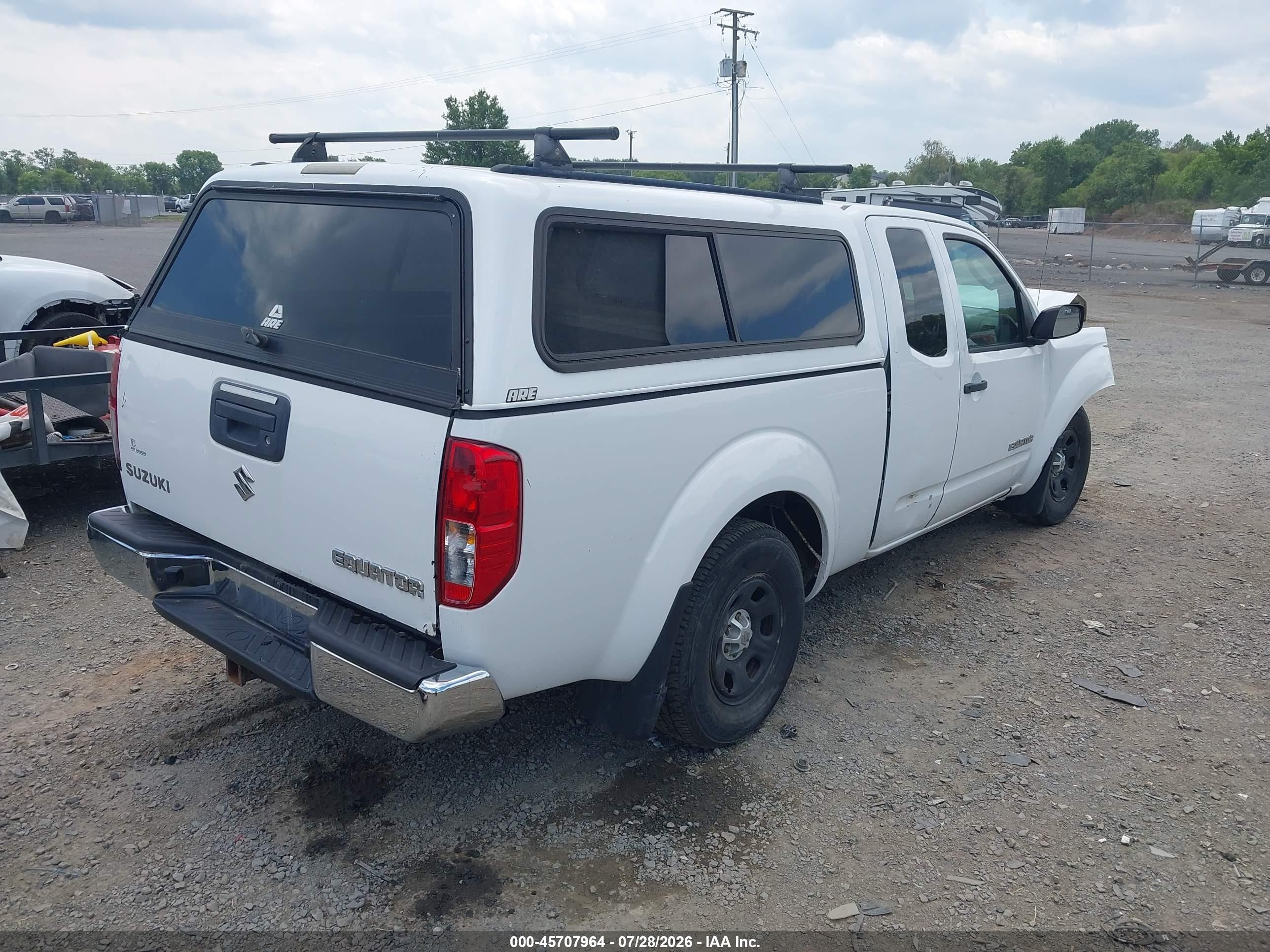 2011 Suzuki Equator   White vin: 5Z62D0CT7BC409649