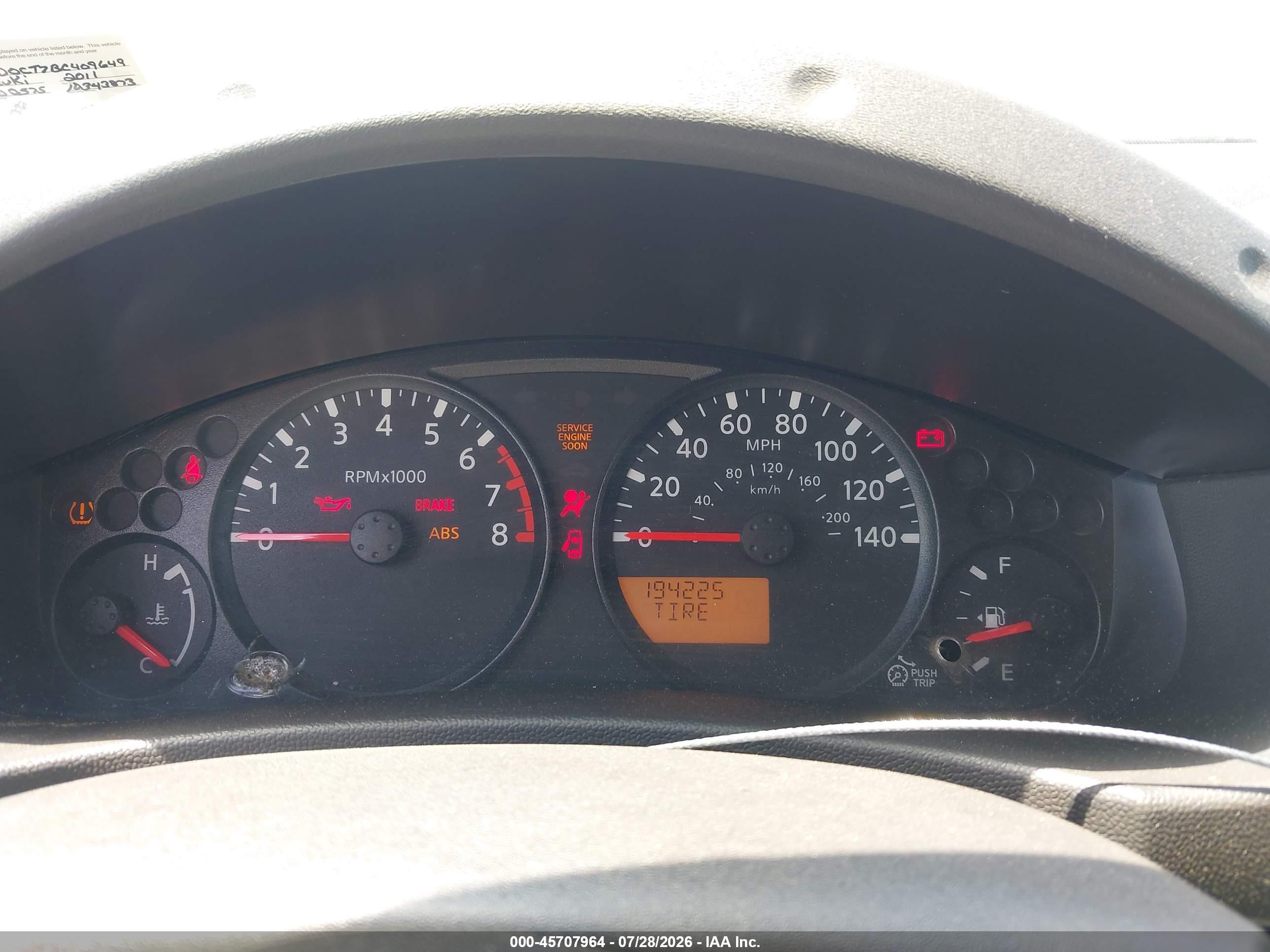 2011 Suzuki Equator   White vin: 5Z62D0CT7BC409649
