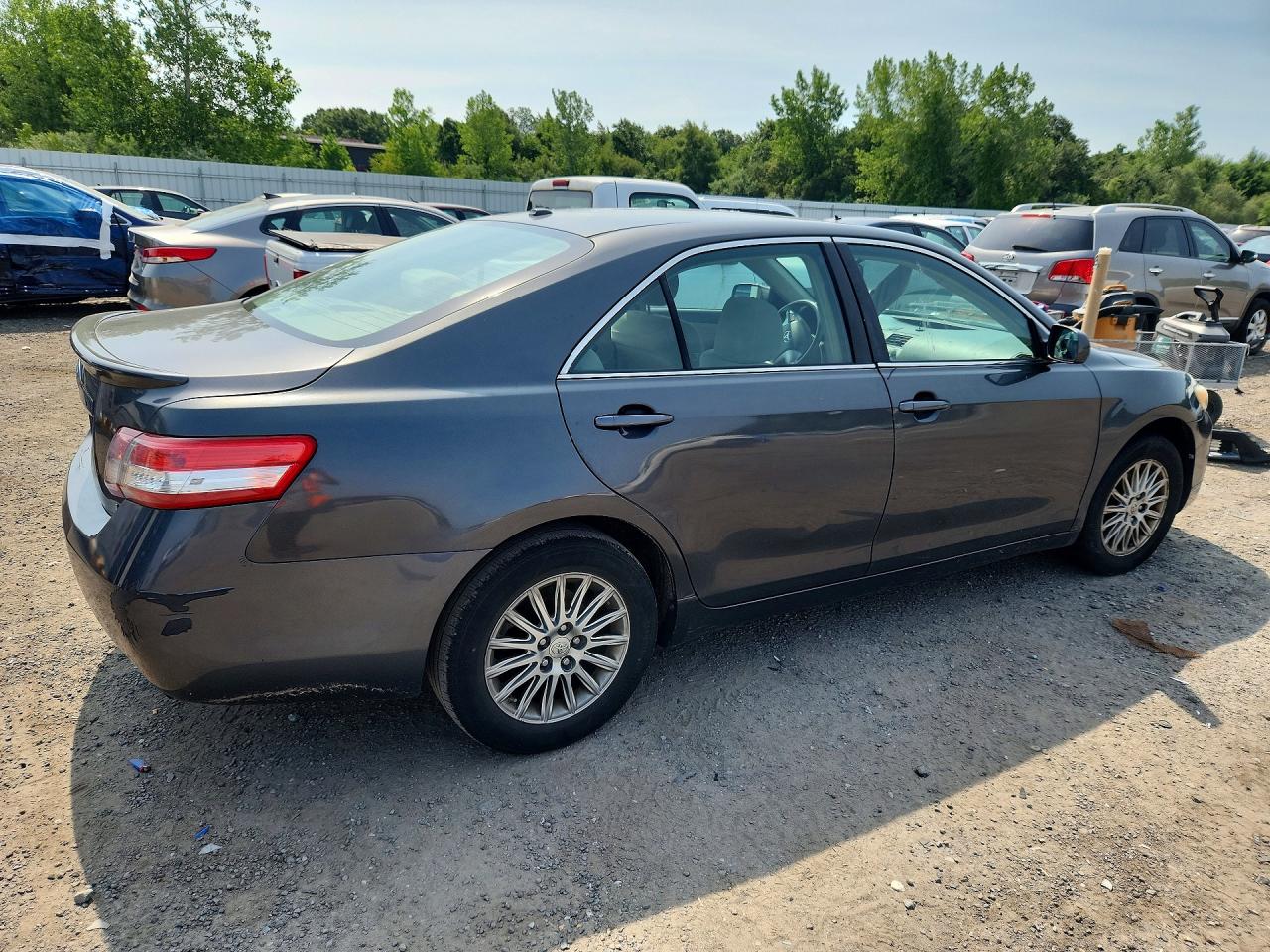 2010 Toyota Camry Le Gray vin: 4T4BF3EK4AR040399