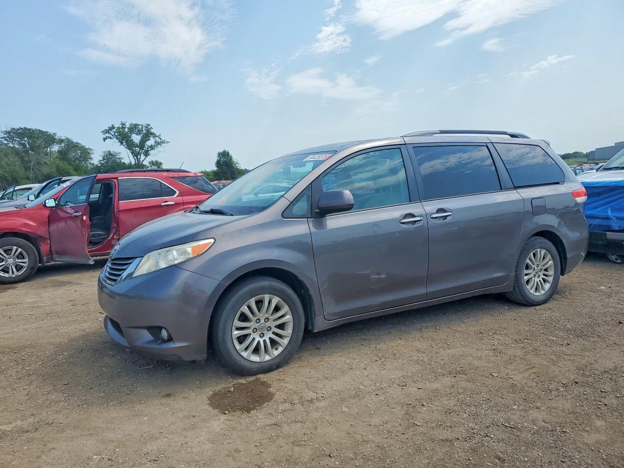 2014 Toyota Sienna Xle 8-passenger Gray vin: 5TDYK3DC7ES510093