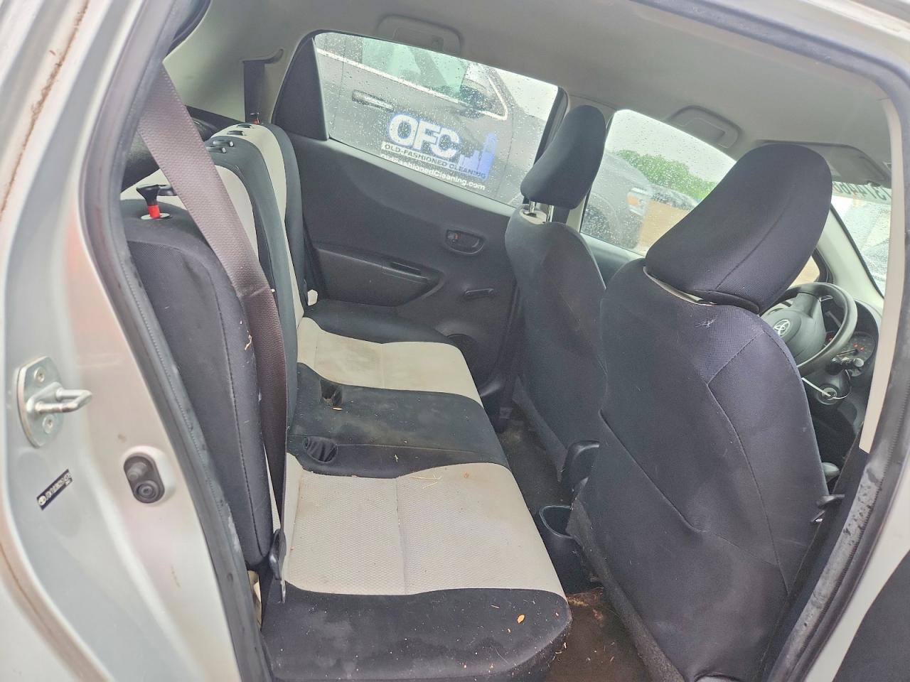 2012 Toyota Yaris 5-door L Gray vin: JTDKTUD38CD514378