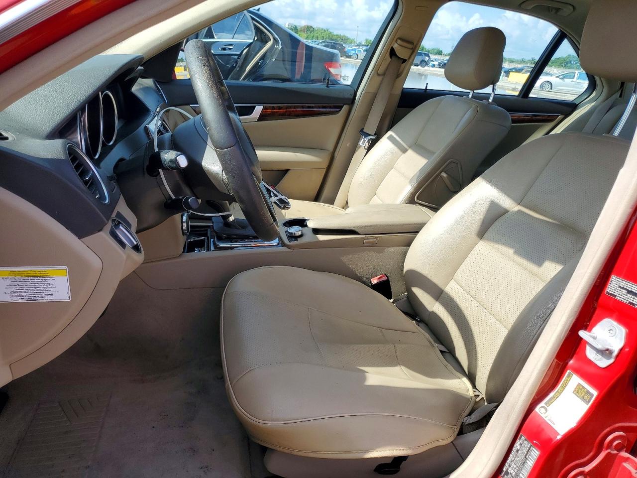 2014 Mercedes-benz C 250 Красный vin: WDDGF4HB6ER307790