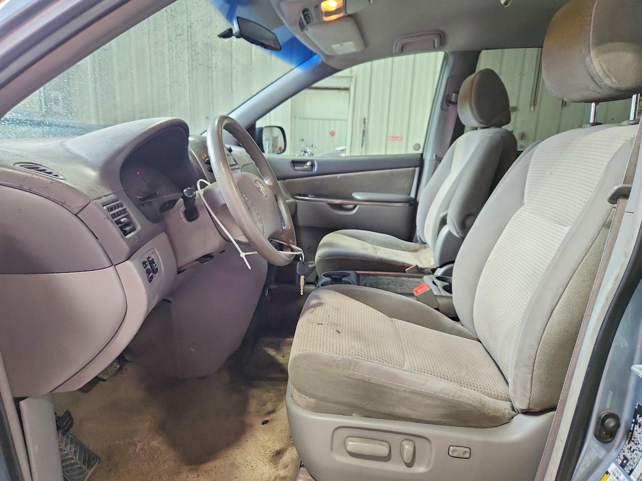 2010 Toyota Sienna Le Blue vin: 5TDJK4CC2AS029087