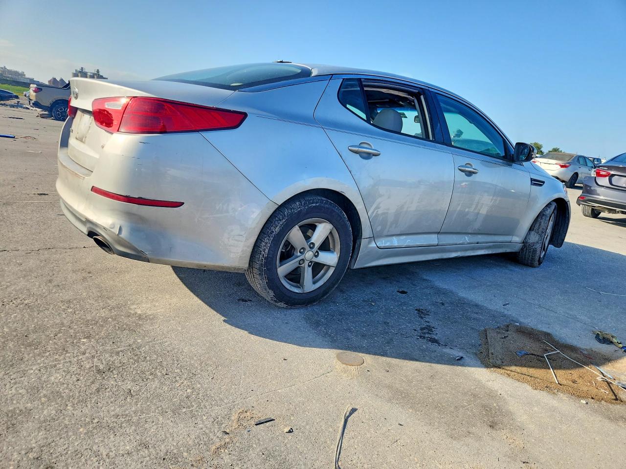 2015 Kia Optima Lx Серебряный vin: 5XXGM4A72FG354051