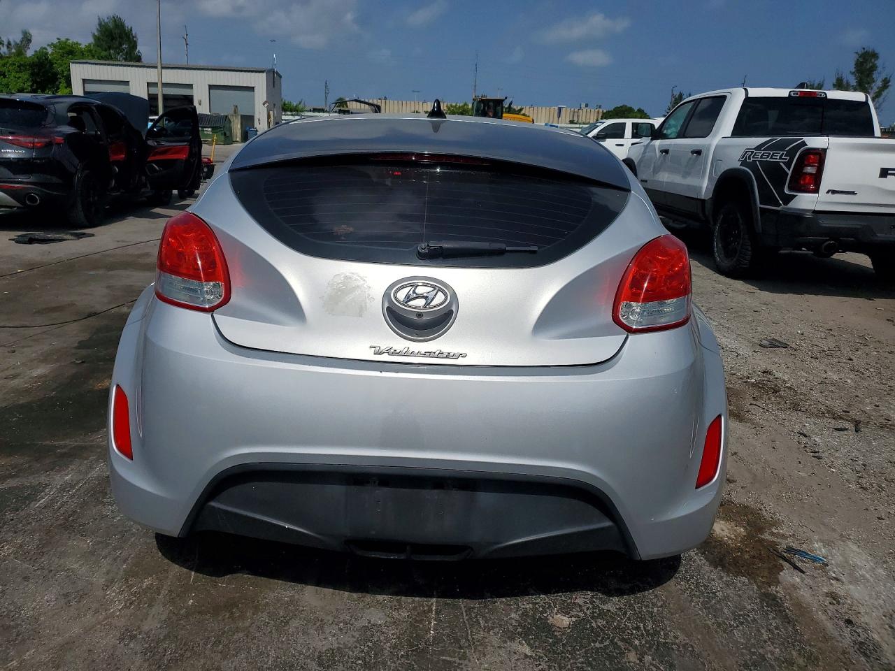 2015 Hyundai Veloster Base Silver vin: KMHTC6AD1FU228546