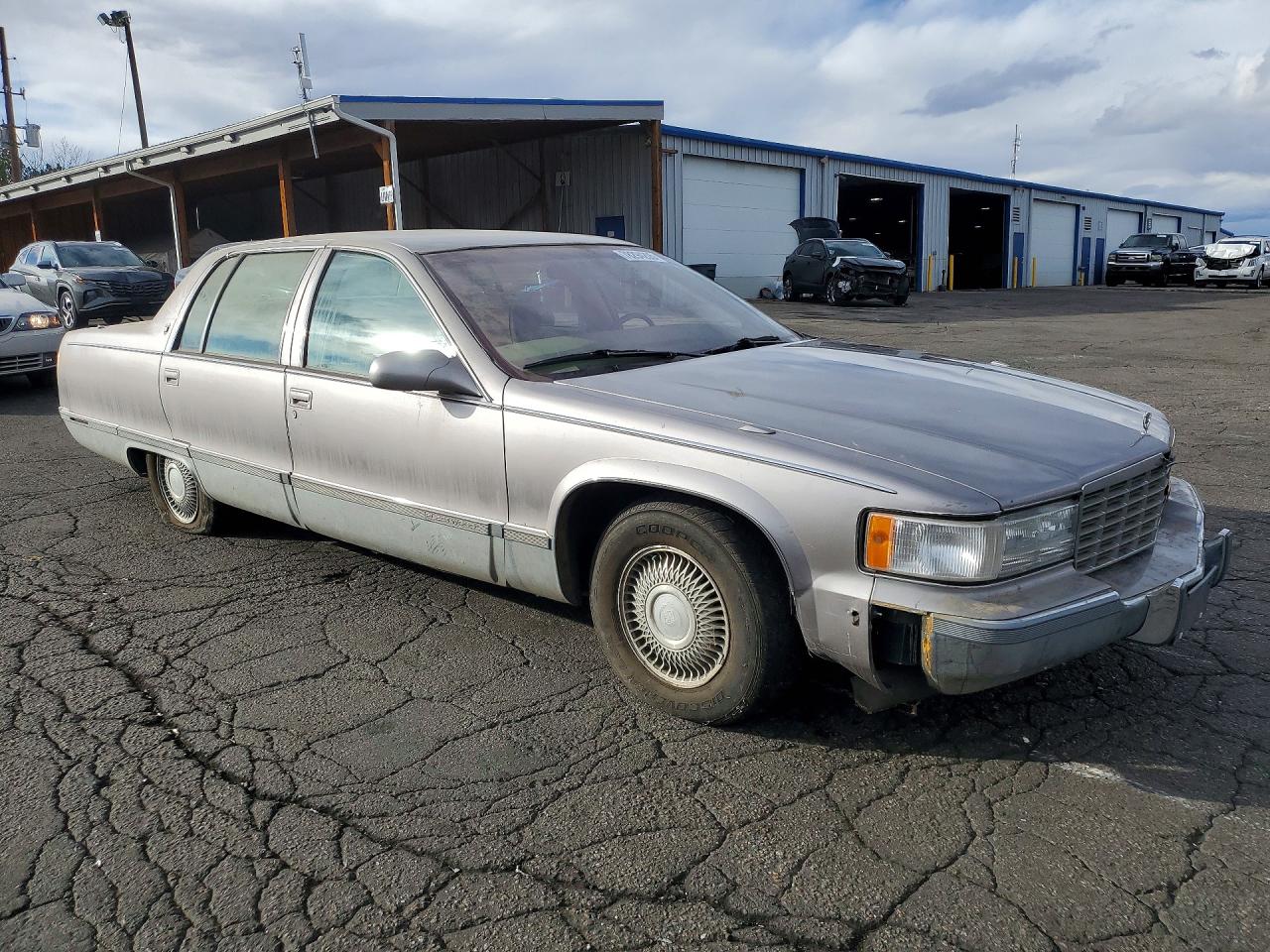 1995 Cadillac Fleetwood Base Silver vin: 1G6DW52P3SR714391