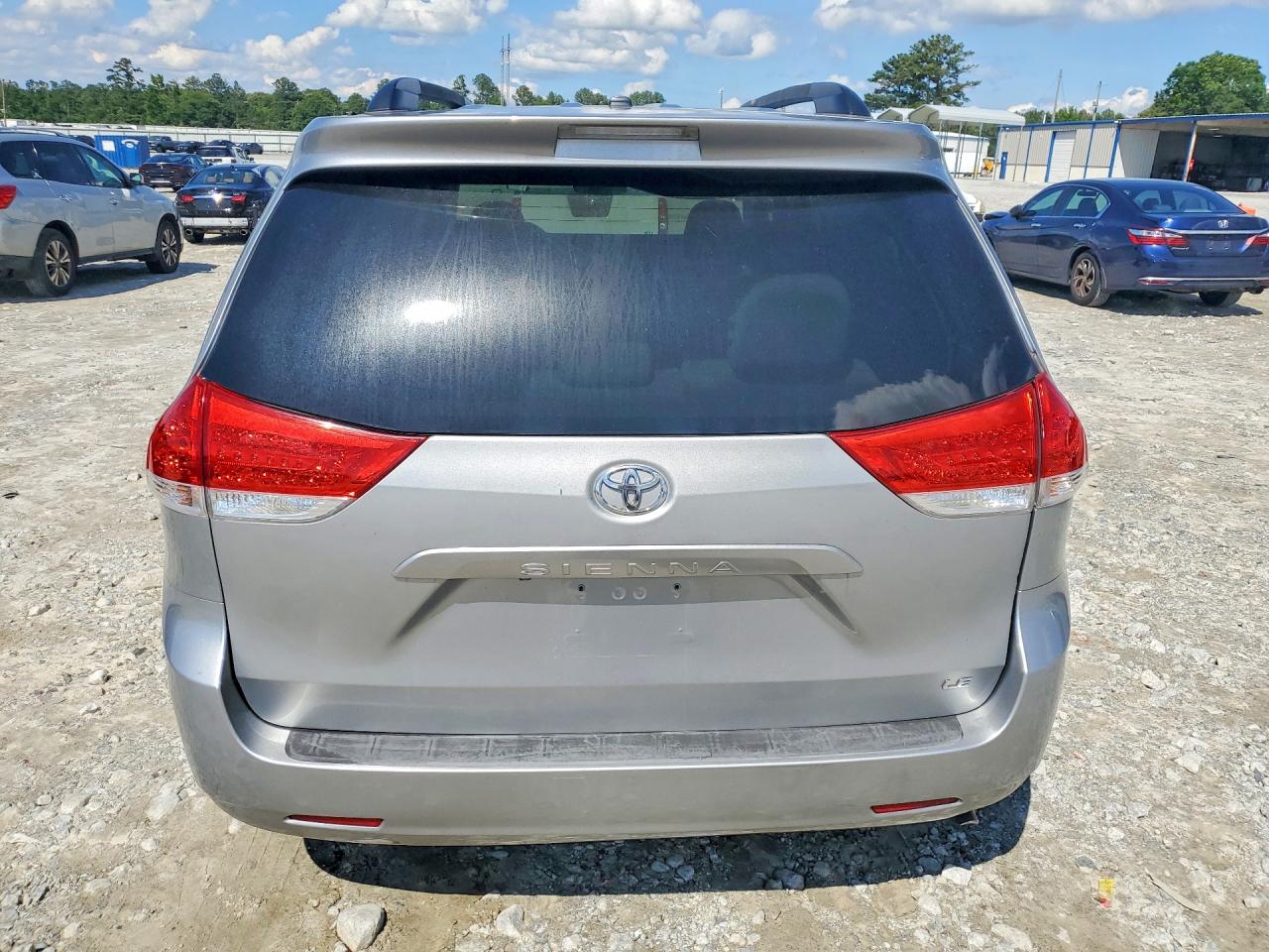 2011 Toyota Sienna Le Silver vin: 5TDKK3DC0BS154345