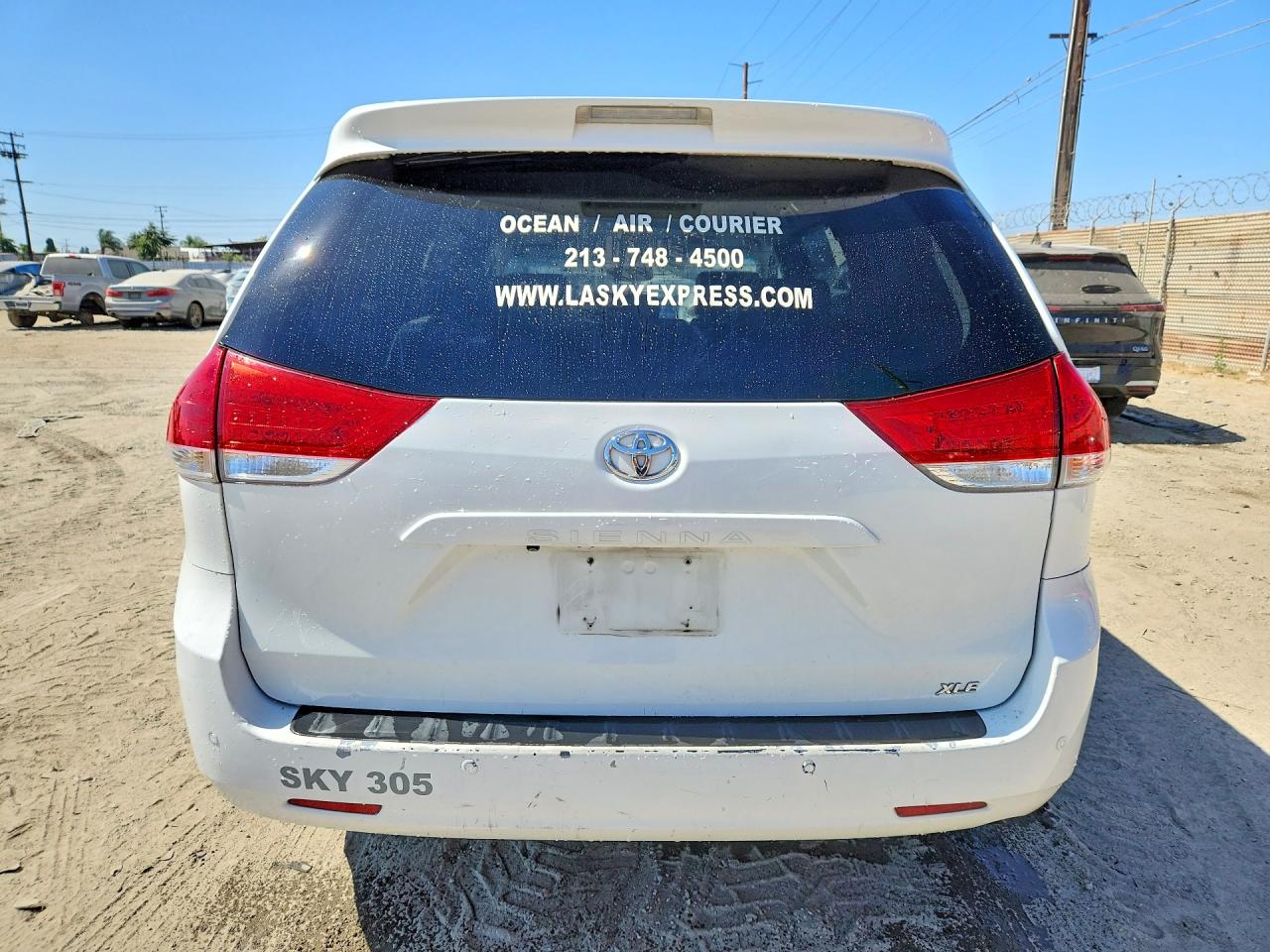 2011 Toyota Sienna Xle 8-passenger White vin: 5TDYK3DC7BS021513