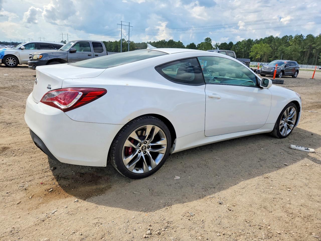2013 Hyundai Genesis Coupe 3.8 R-spec White vin: KMHHU6KJ2DU083733