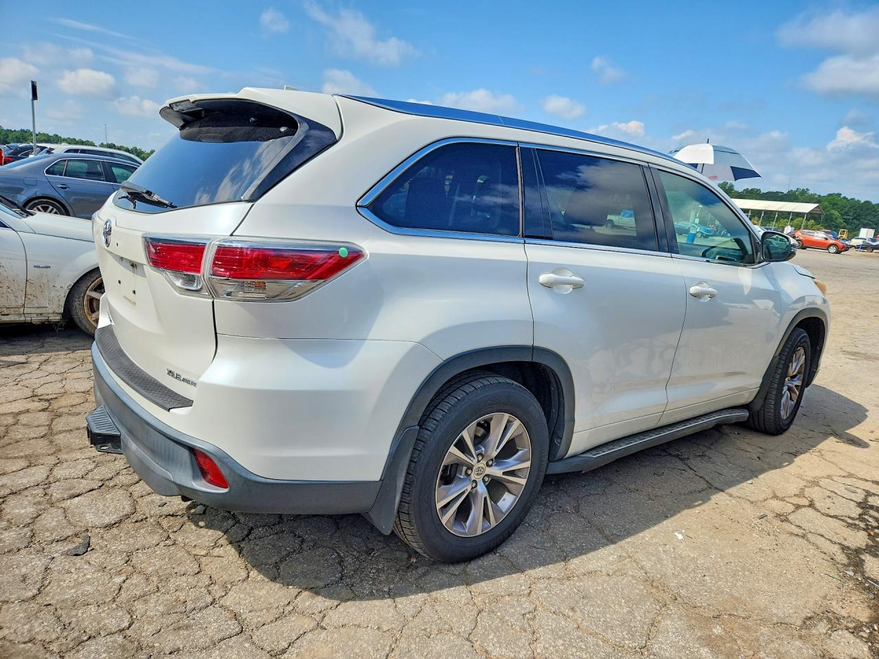 2015 Toyota Highlander Xle White vin: 5TDJKRFH4FS181870