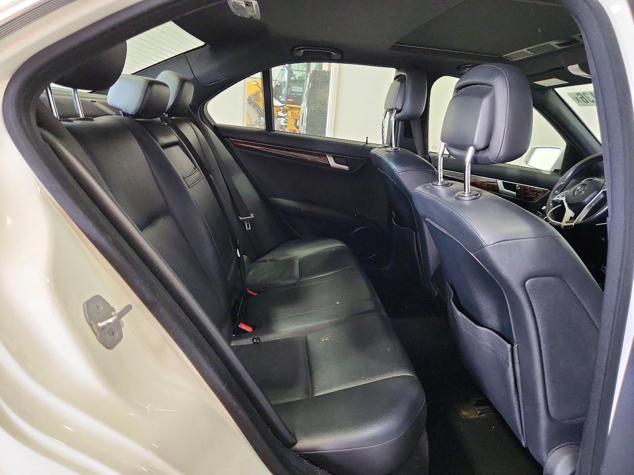2012 Mercedes-benz C 300 4matic Белый vin: WDDGF8BB9CA692788