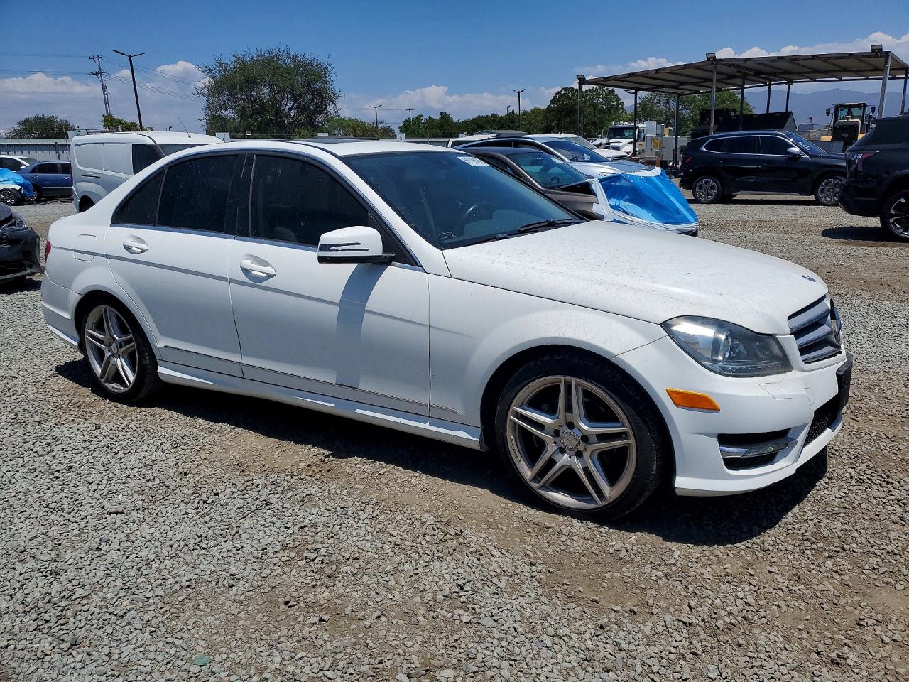 2013 Mercedes-benz C 250 White vin: WDDGF4HB4DA851587