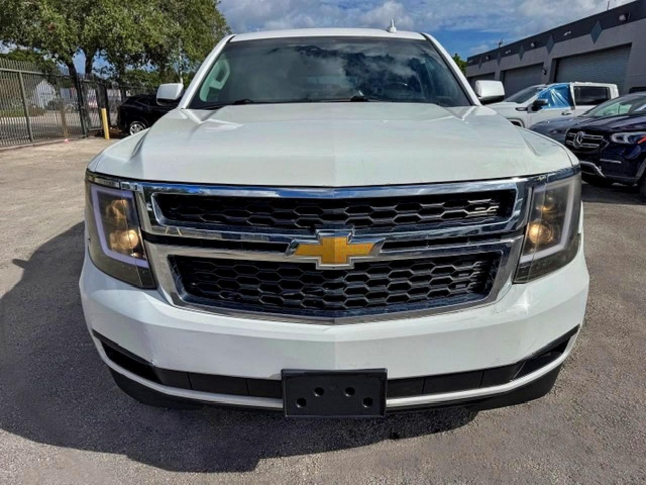 2015 Chevrolet Suburban C1500 Lt White vin: 1GNSCJKC8FR505342