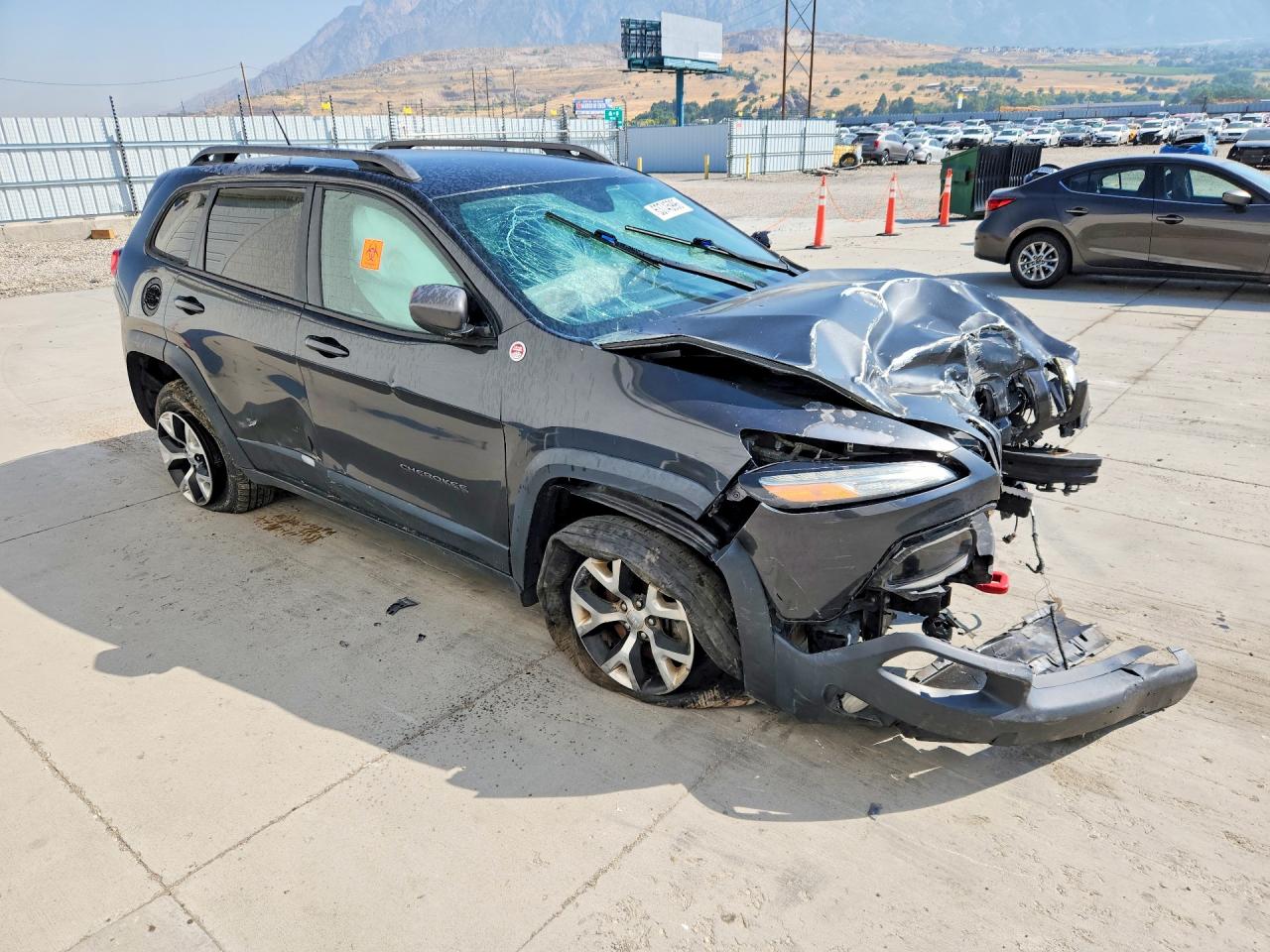 2015 Jeep Cherokee Trailhawk Gray vin: 1C4PJMBS0FW739926