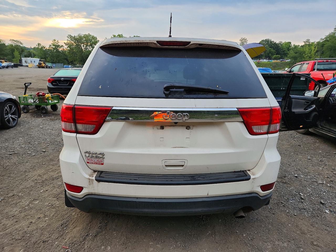 2011 Jeep Grand Cherokee Laredo White vin: 1J4RR4GG3BC576295