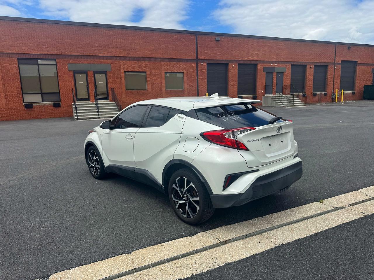 2018 Toyota C-hr Xle White vin: NMTKHMBX0JR023438