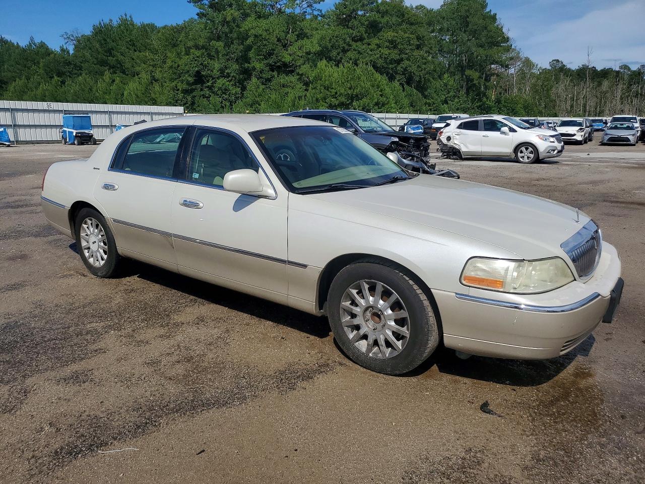 2006 Lincoln Town Car Signature Two Tone vin: 1LNHM81V76Y626893