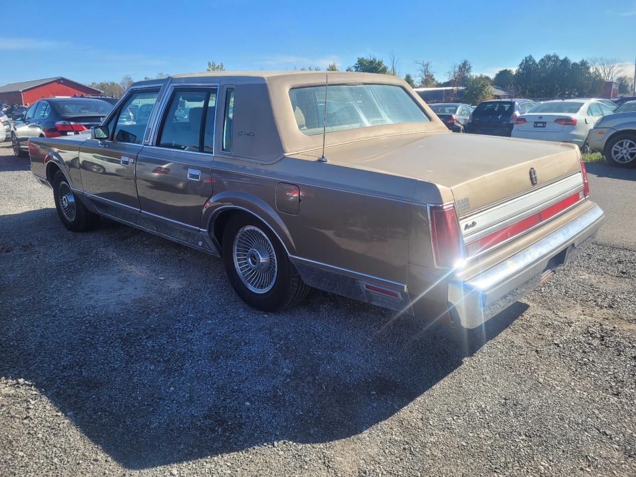 1988 Lincoln Town Car Signature Gold vin: 1LNBM82F3JY787229